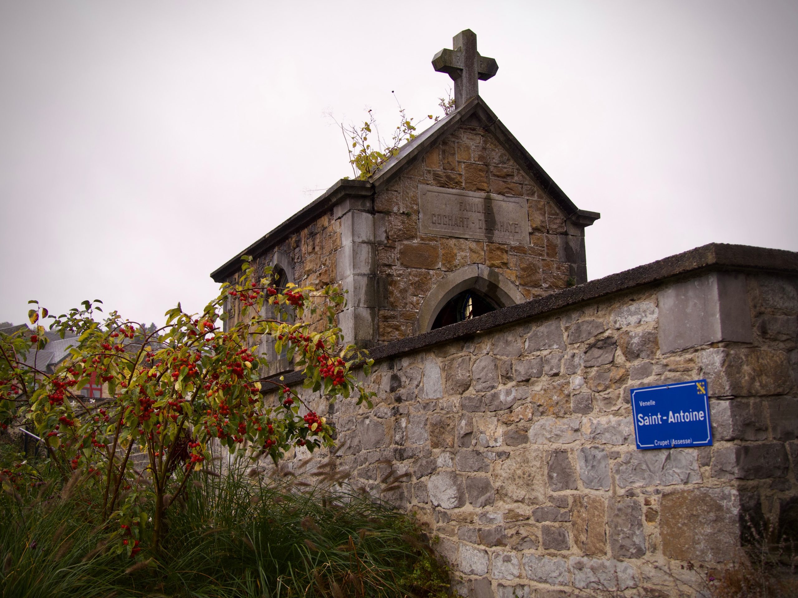 Een huisje achter de grot in Crupet