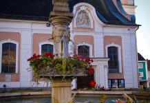 De fontein op de kerkplaats in Grieskirchen