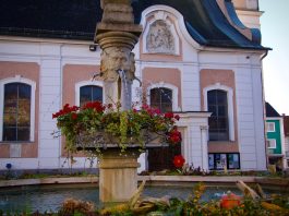 Grieskirchen, wat te doen in dit stadje in het hart van Opper-Oostenrijk De fontein op de kerkplaats in Grieskirchen
