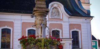 De fontein op de kerkplaats in Grieskirchen