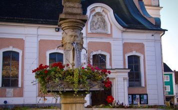 De fontein op de kerkplaats in Grieskirchen