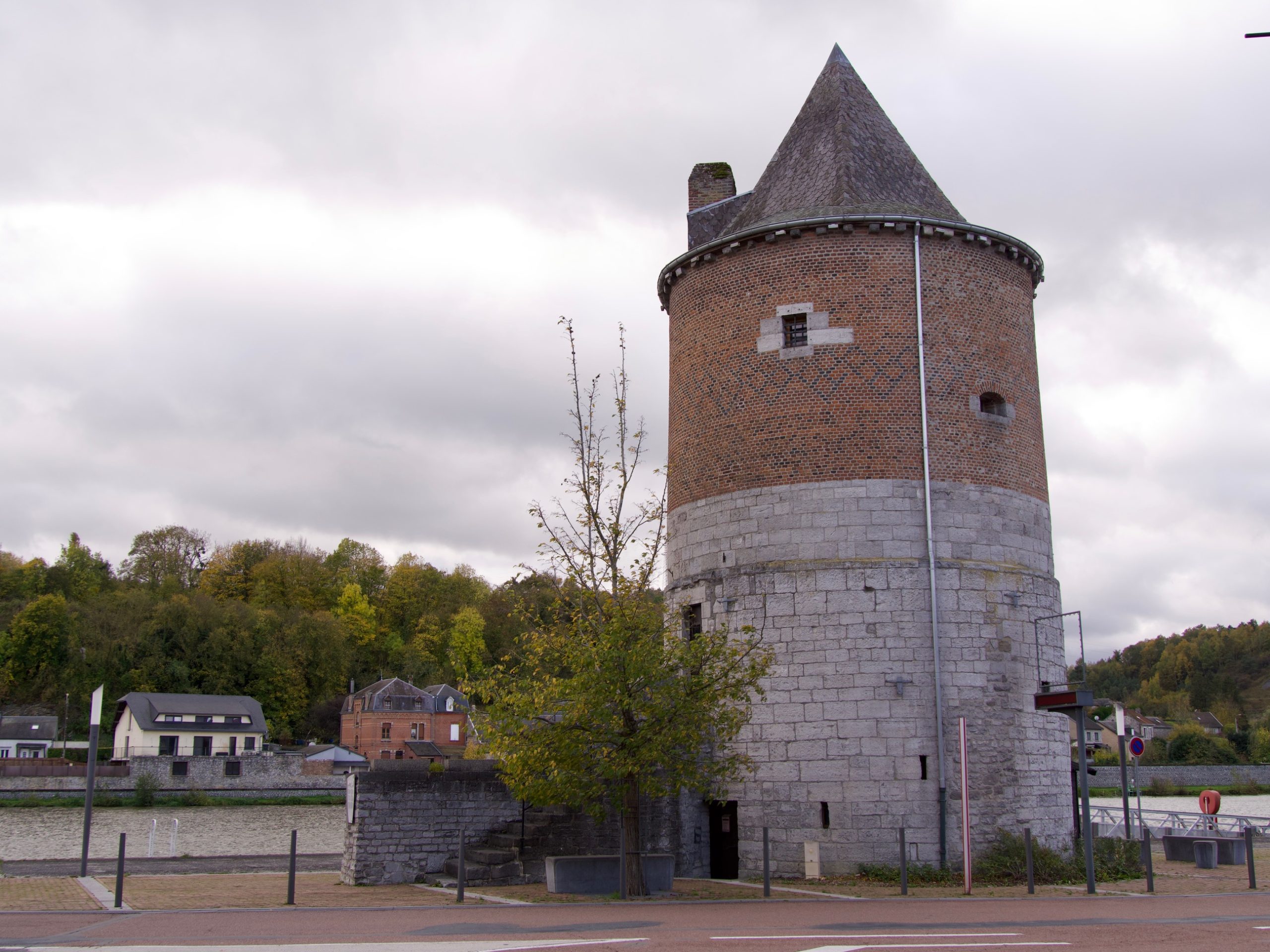 Tour Victoire aan de Maas in Givet