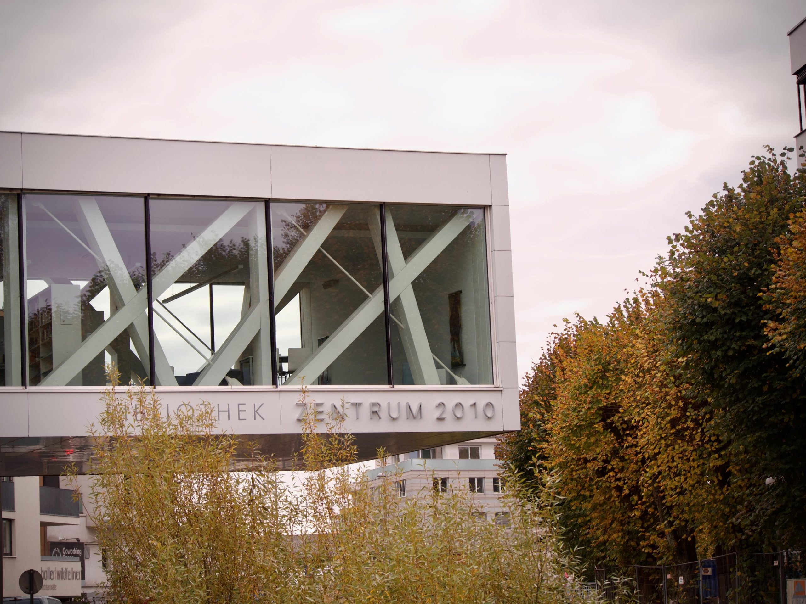De architectuur van de bibliotheek in Grieskirchen