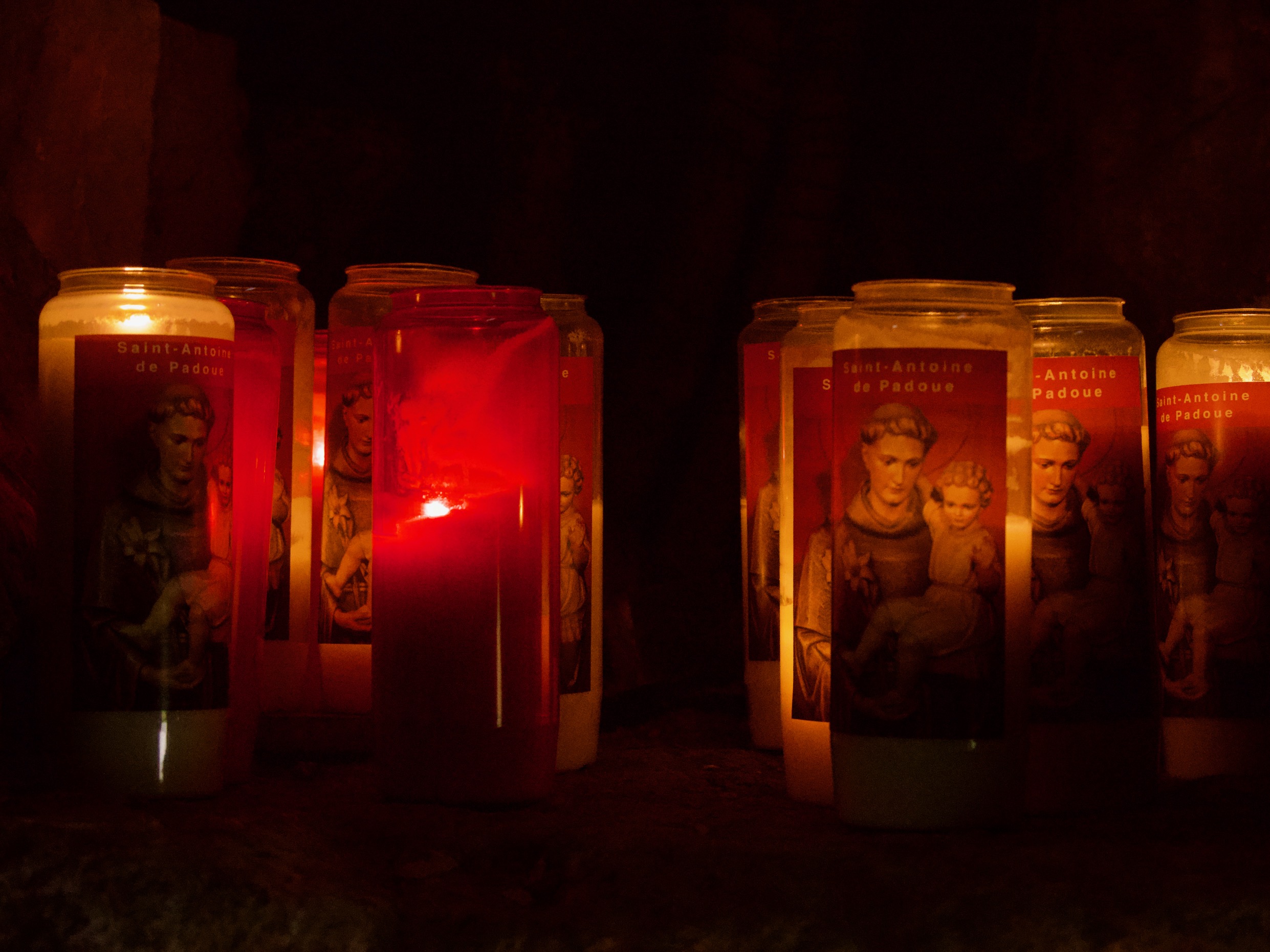 kaarsen in de grot van Crupet