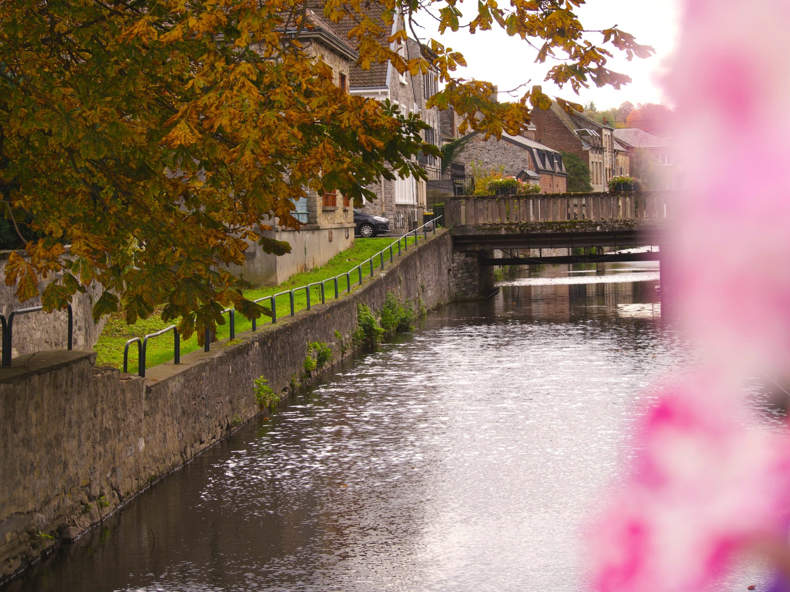 Kanaal in het centrum van givet in Frankrijk