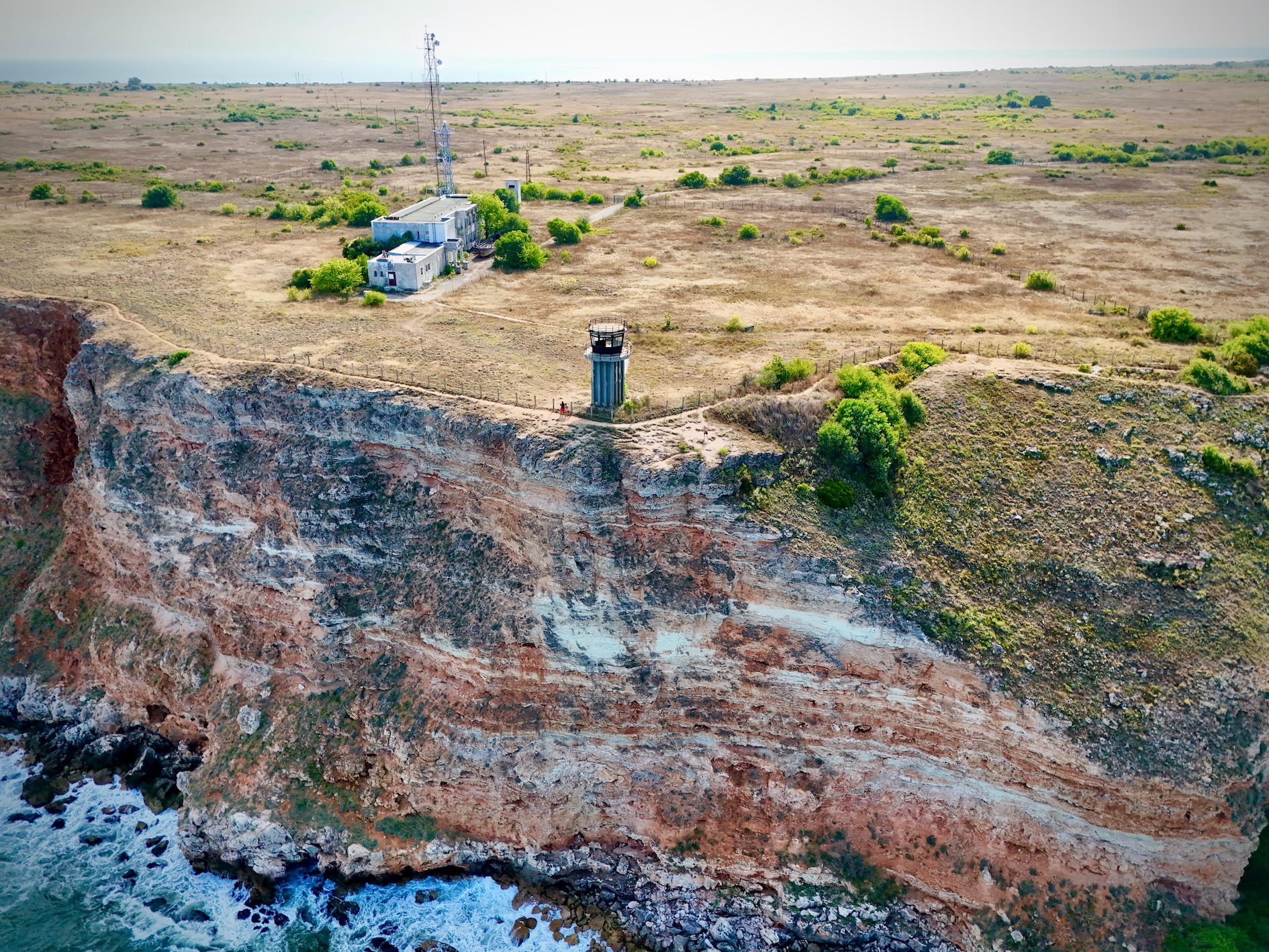 De vuurtoren bij Bolata beach in Bulgarije met zicht op het pad er naartoe
