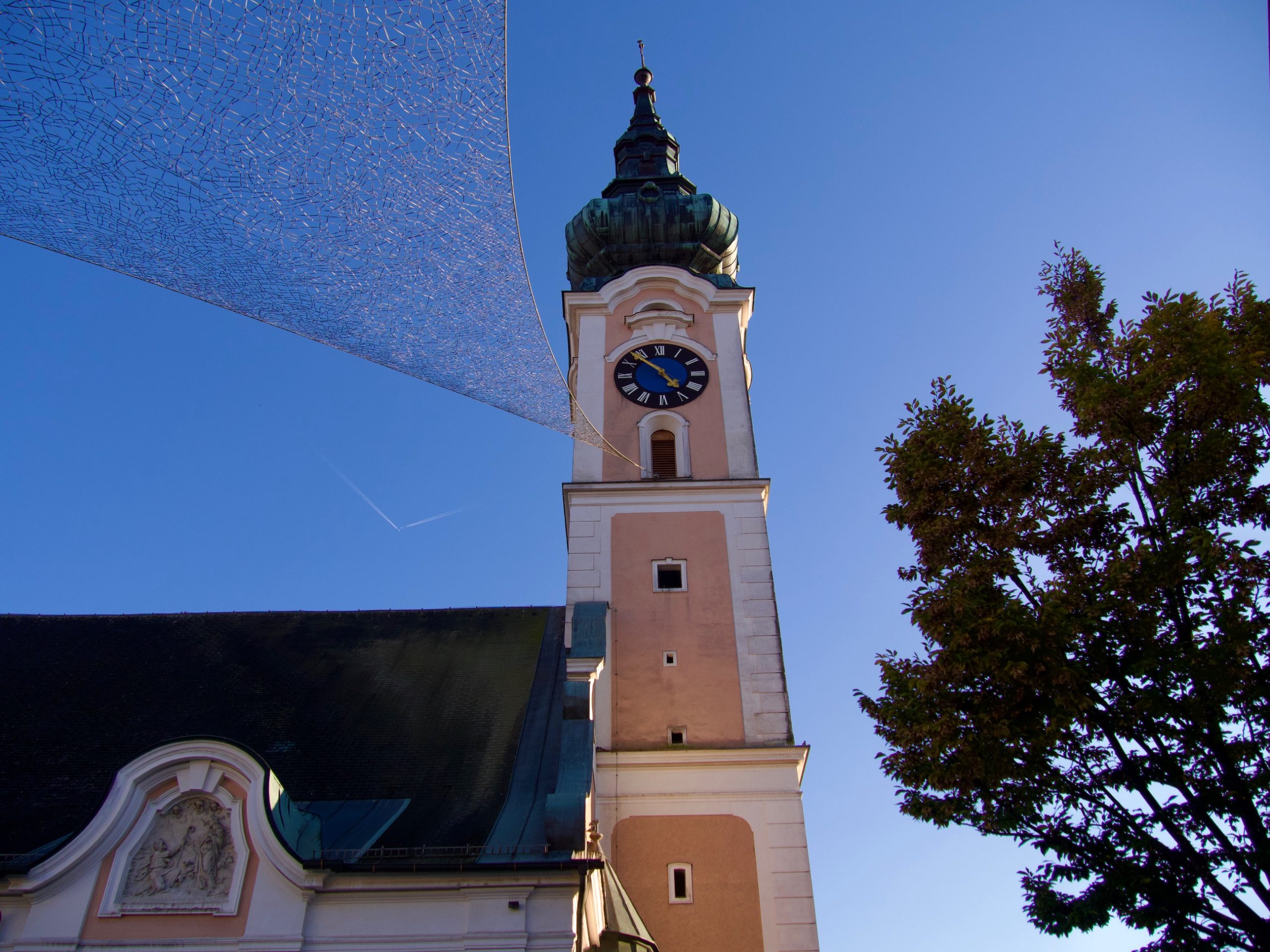 De rozen kerk met het stadsnetz in Grieskirchen