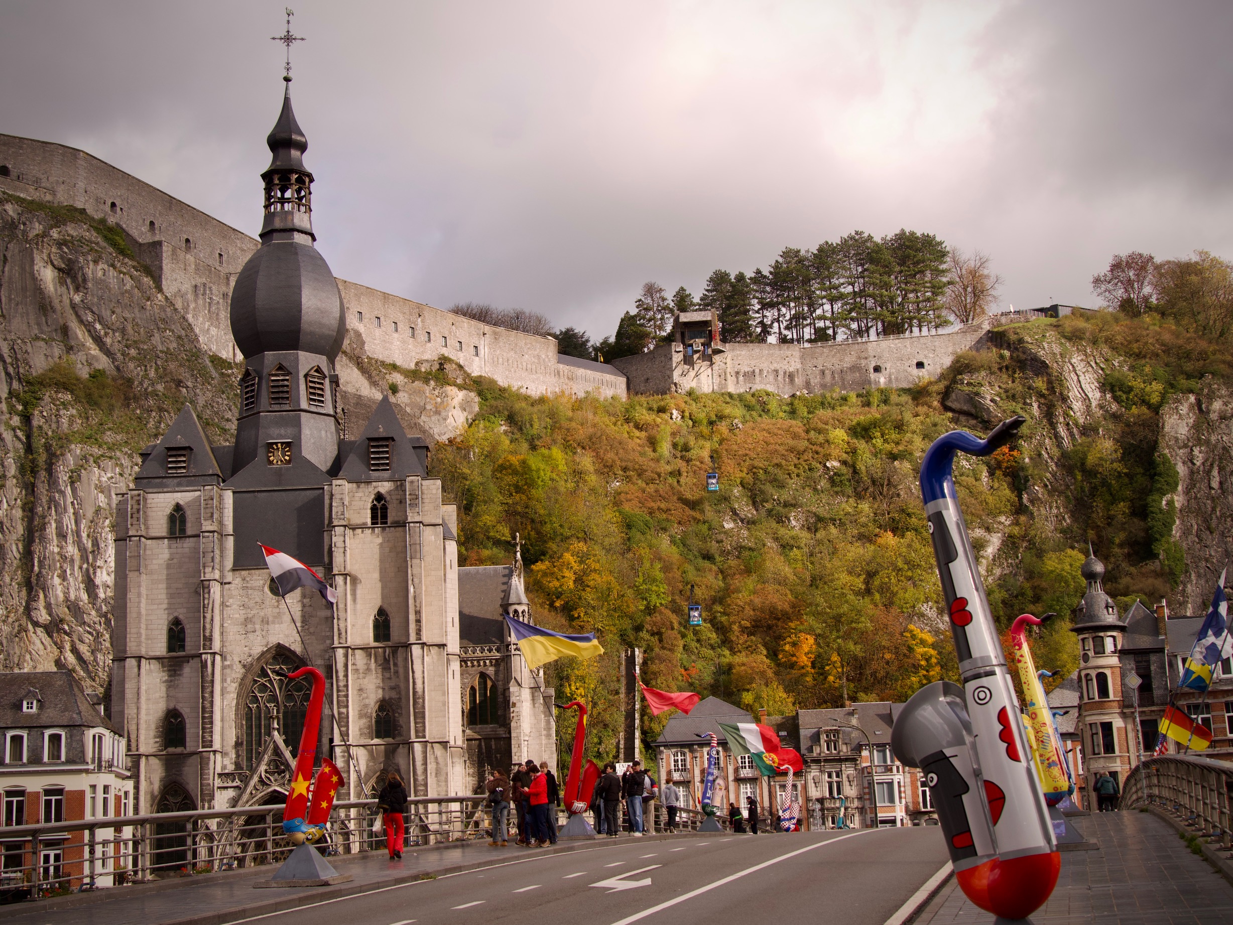 Kleurrijke saxofoons op de Charles de Gaullebrug in Dinant