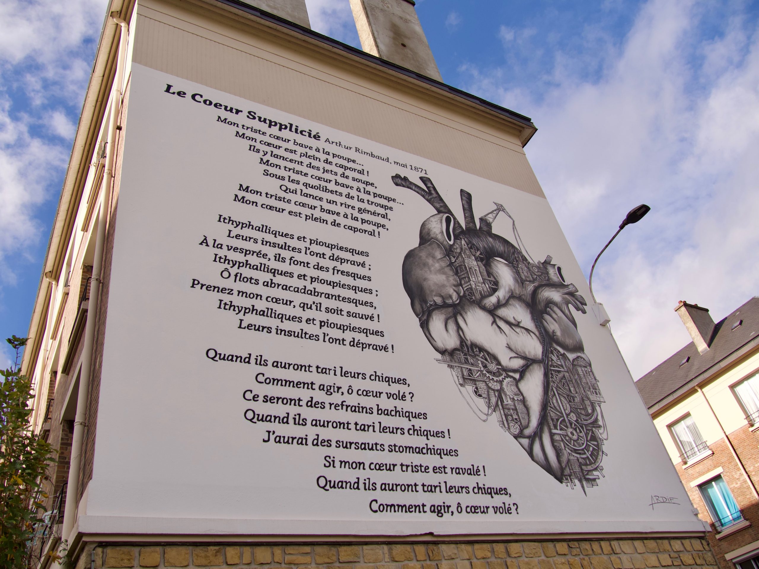 een kunstwerk met gedicht van Arthur Rimbaud op de muur in Charleville mezieres