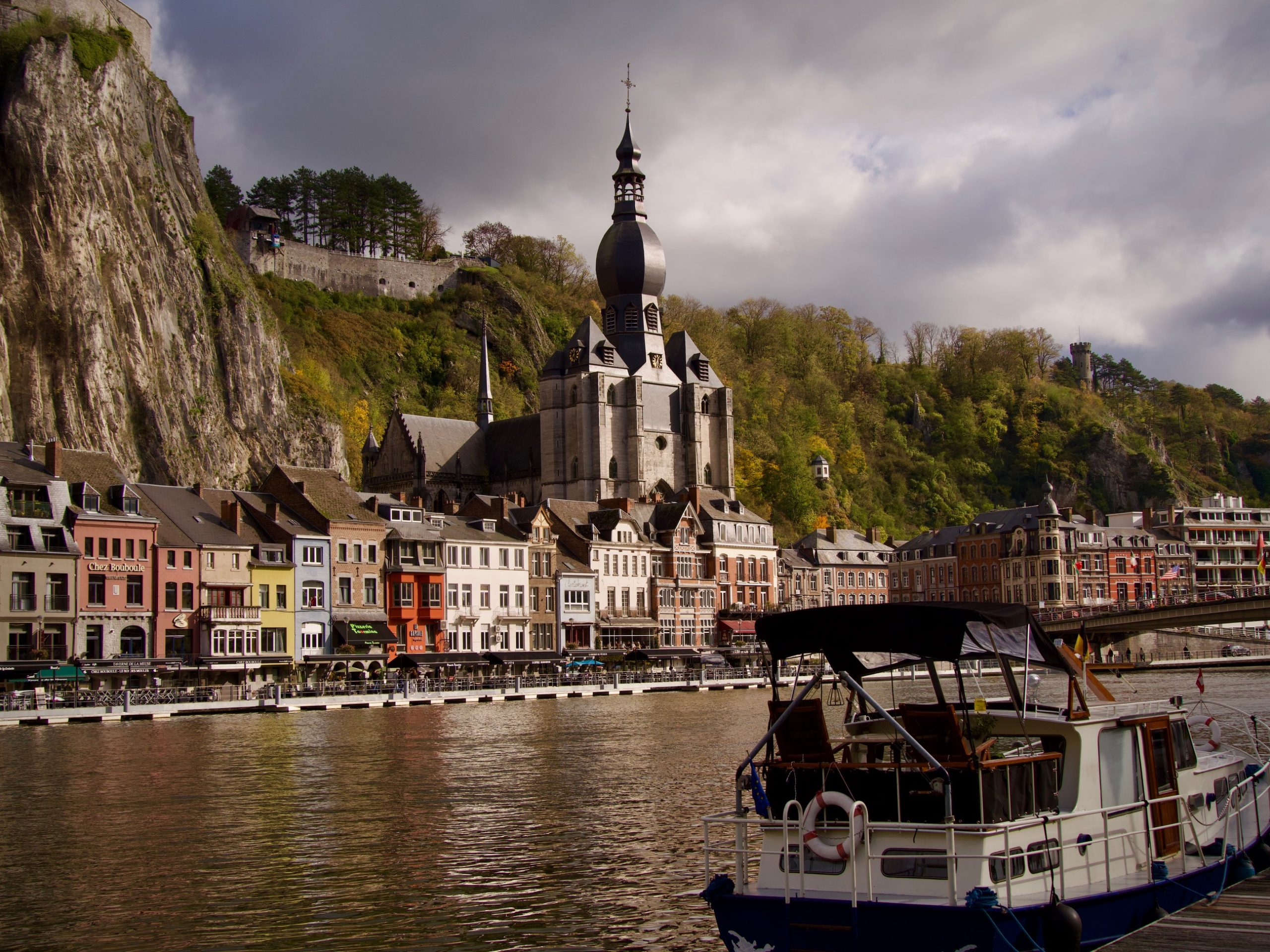 Panoramisch uitzicht over Dinant, de Maas en de omliggende rotsen