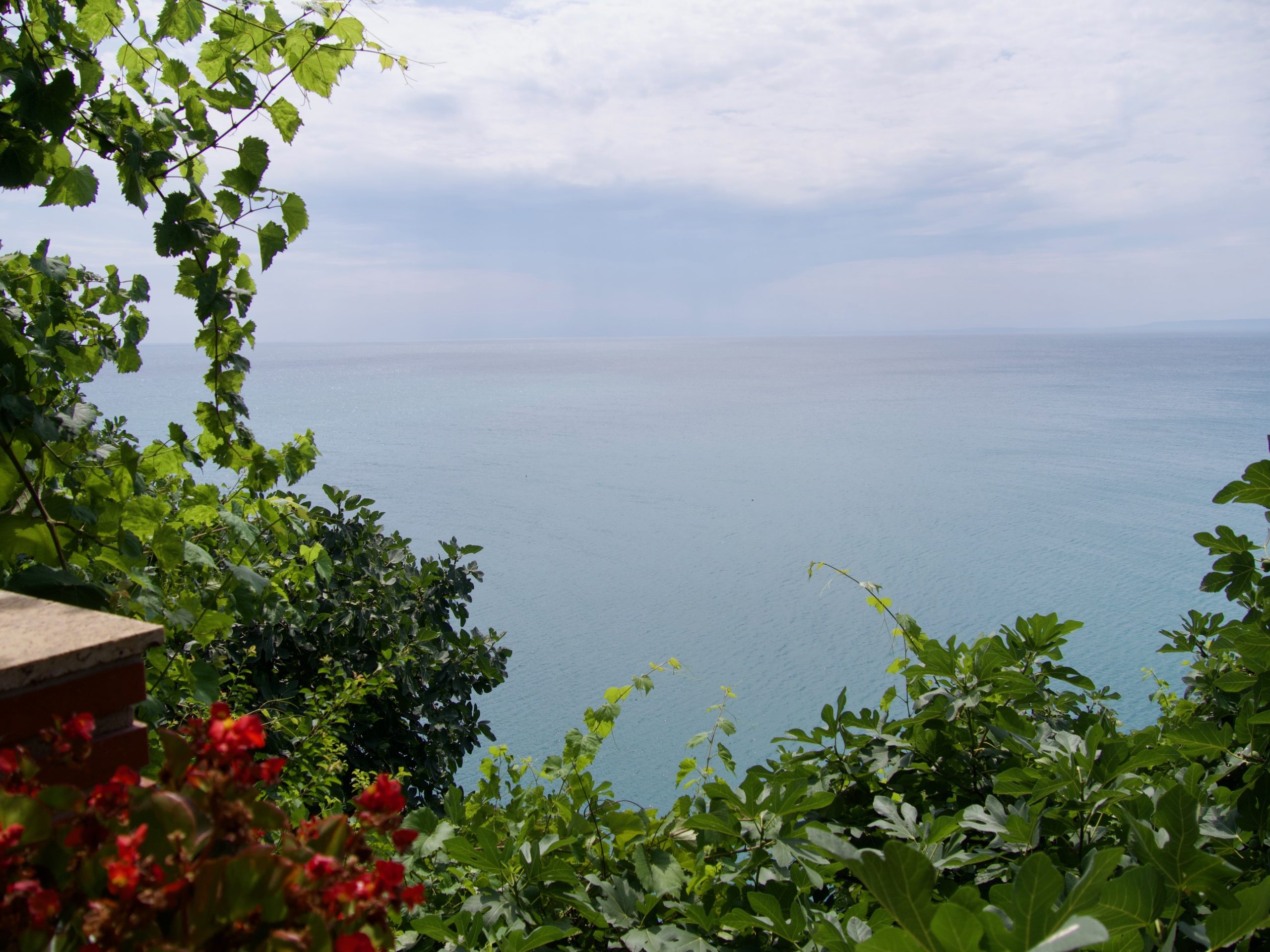 Uitzicht op zee vanaf een restaurantje aan de kust van Bulgarije