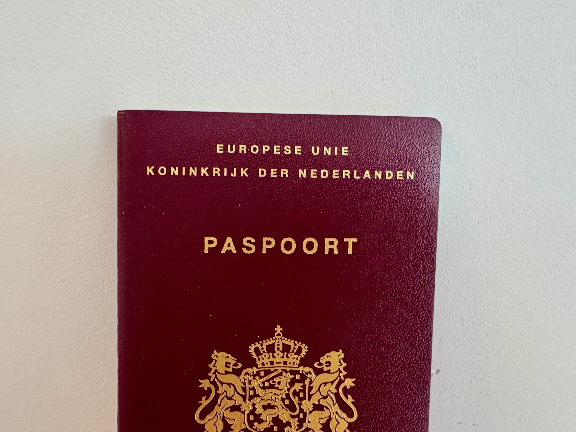 Nederlands paspoort met witte achtergrond