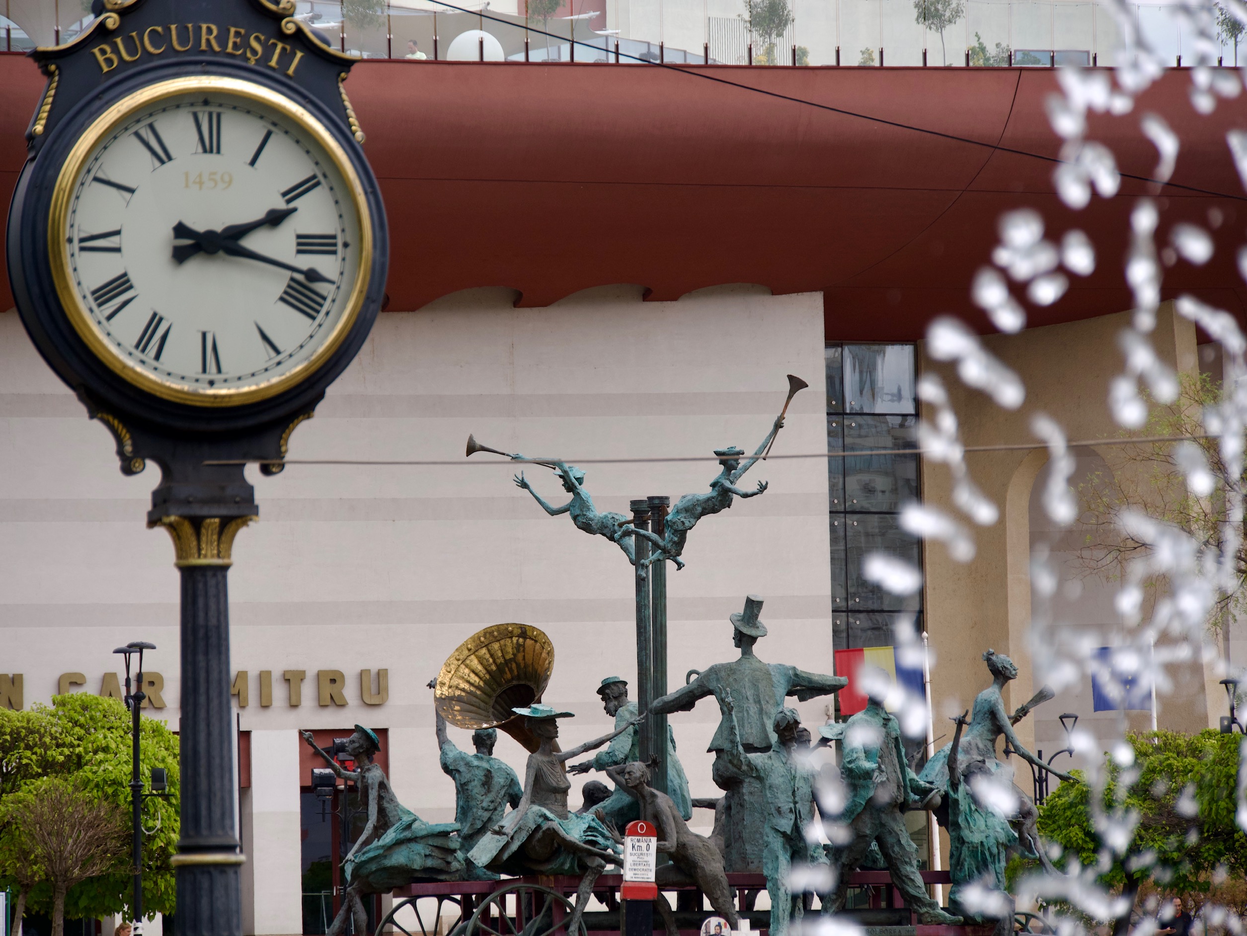 Boekarest klok en standbeeld op de achtergrond