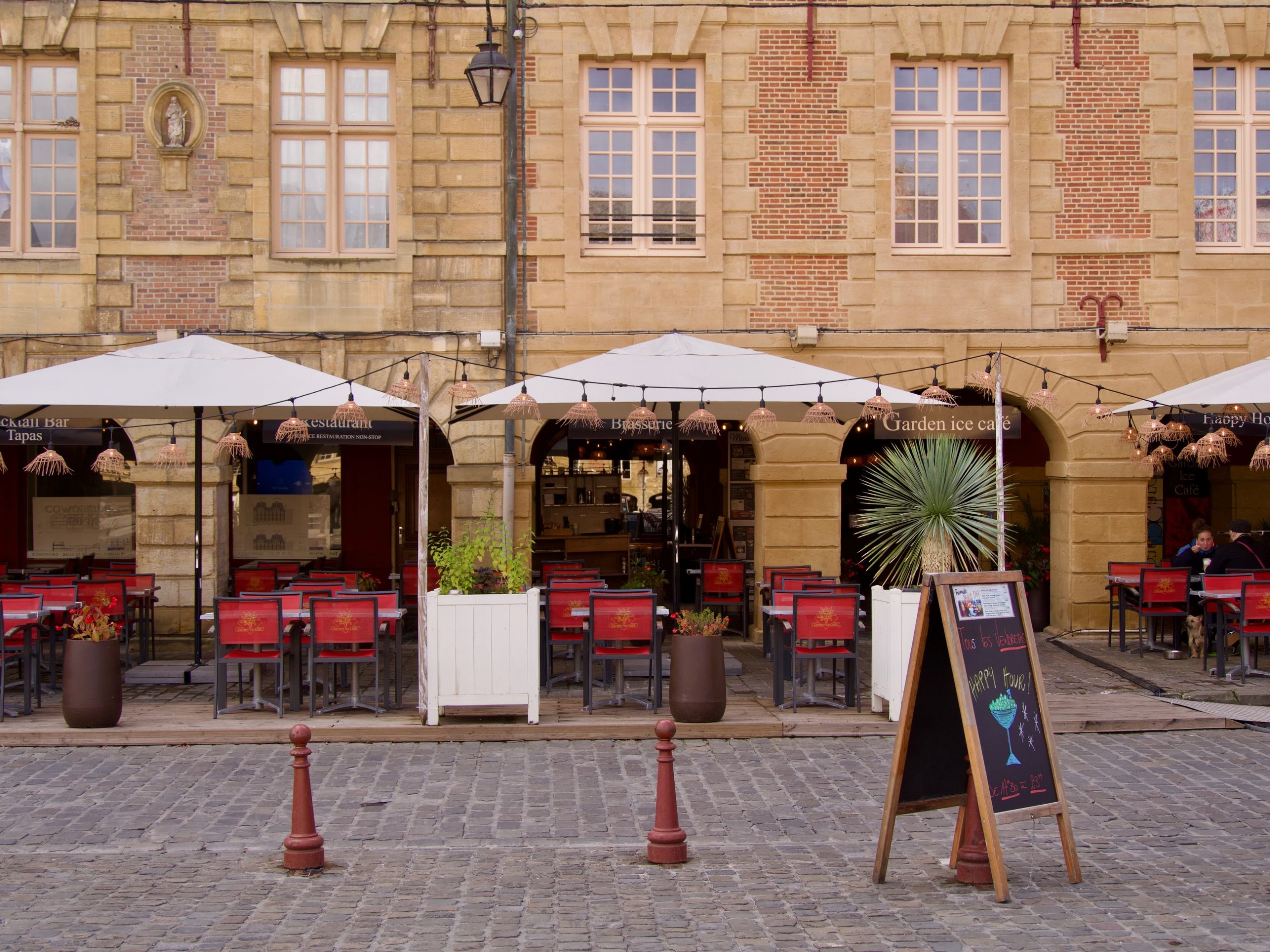 Een restaurant op Place Ducale in Charleville-Mézières