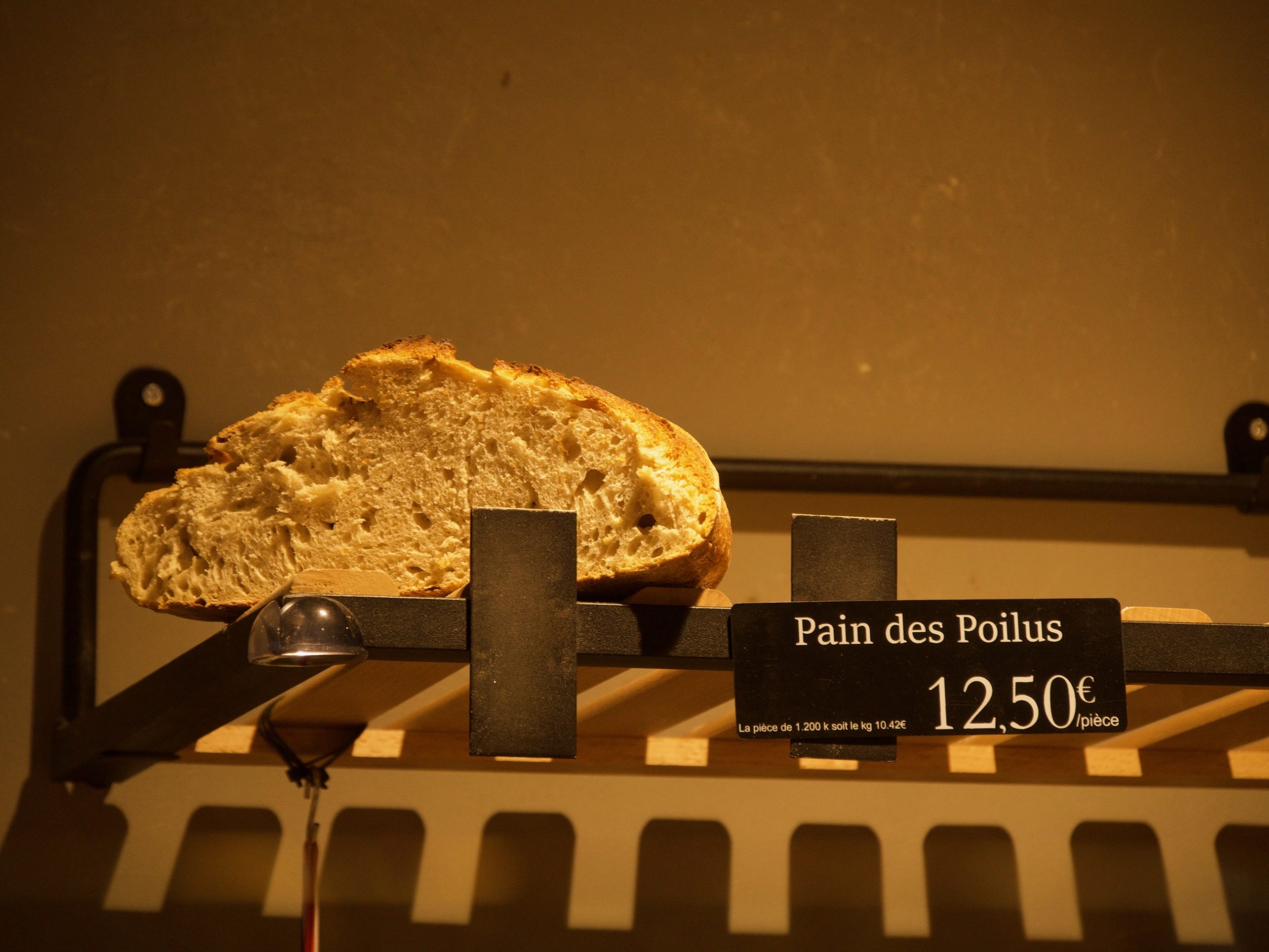 lokaal brood Pain des Poilus in Sedan bij de bakker
