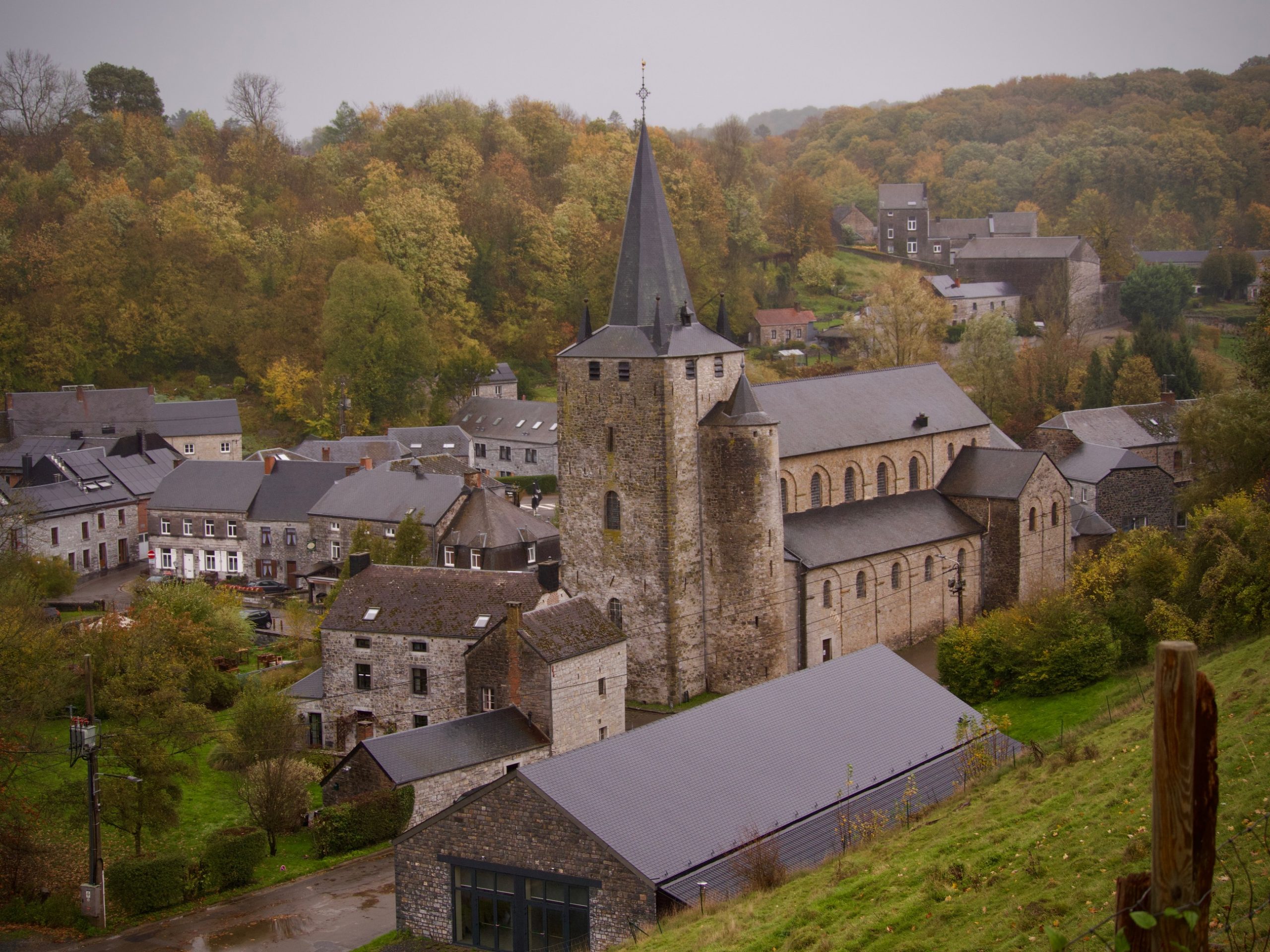 Uitzicht op het dorp Celles vanaf het klooster