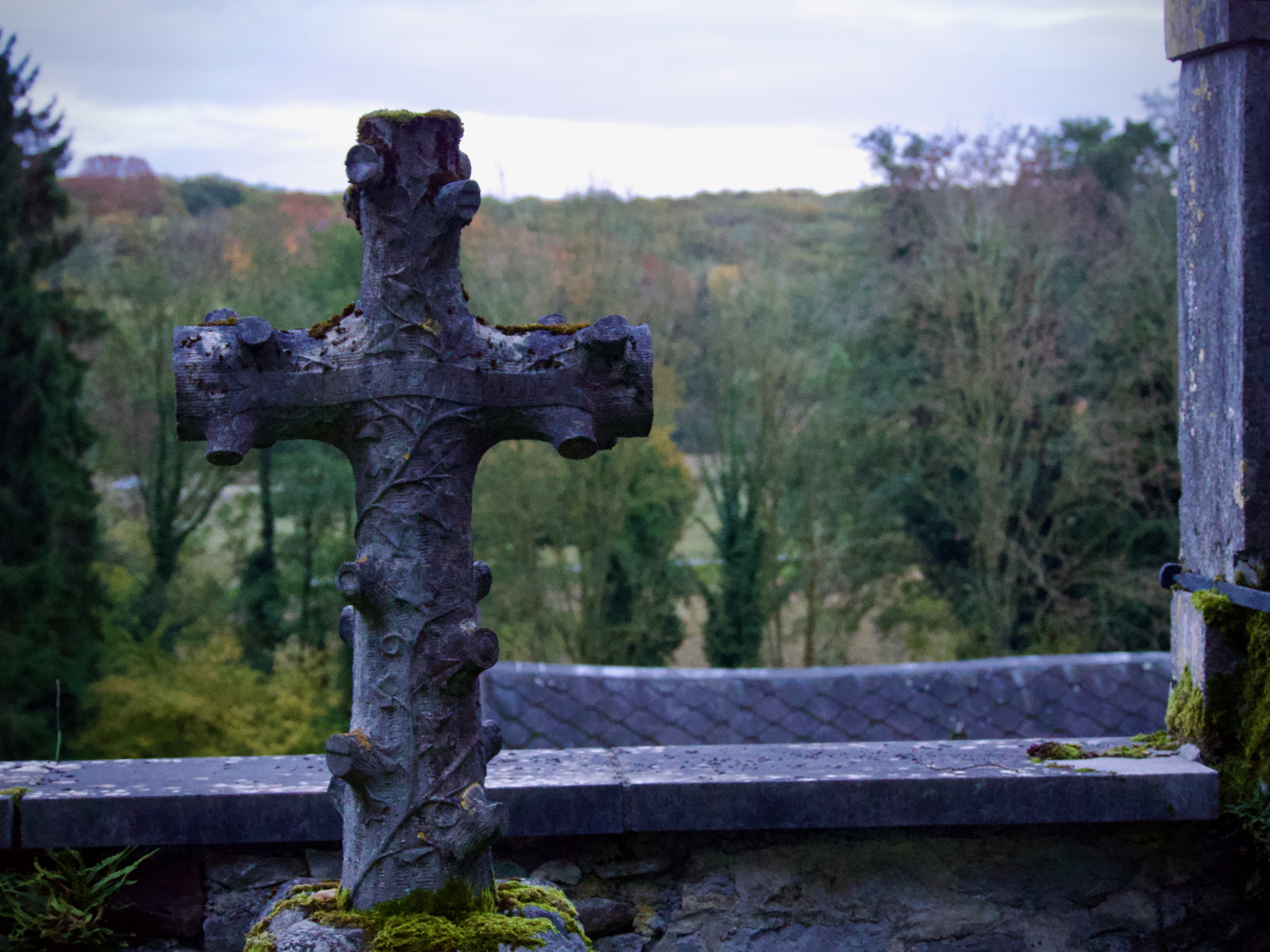 Kleine begraafplaats naast de kerk van Hierges met uitzicht op de vallei