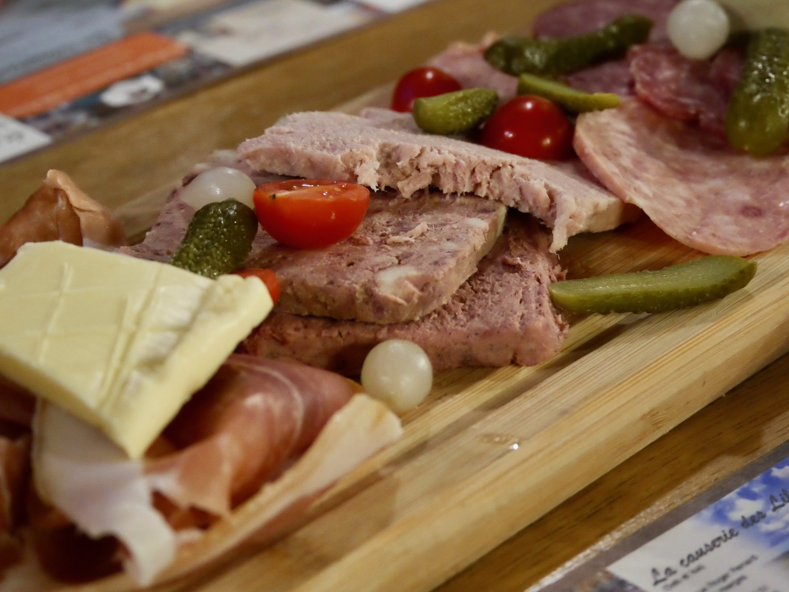 Borrelplank met lokale producten en Ardense ham bij Le Médiéval in Hierges