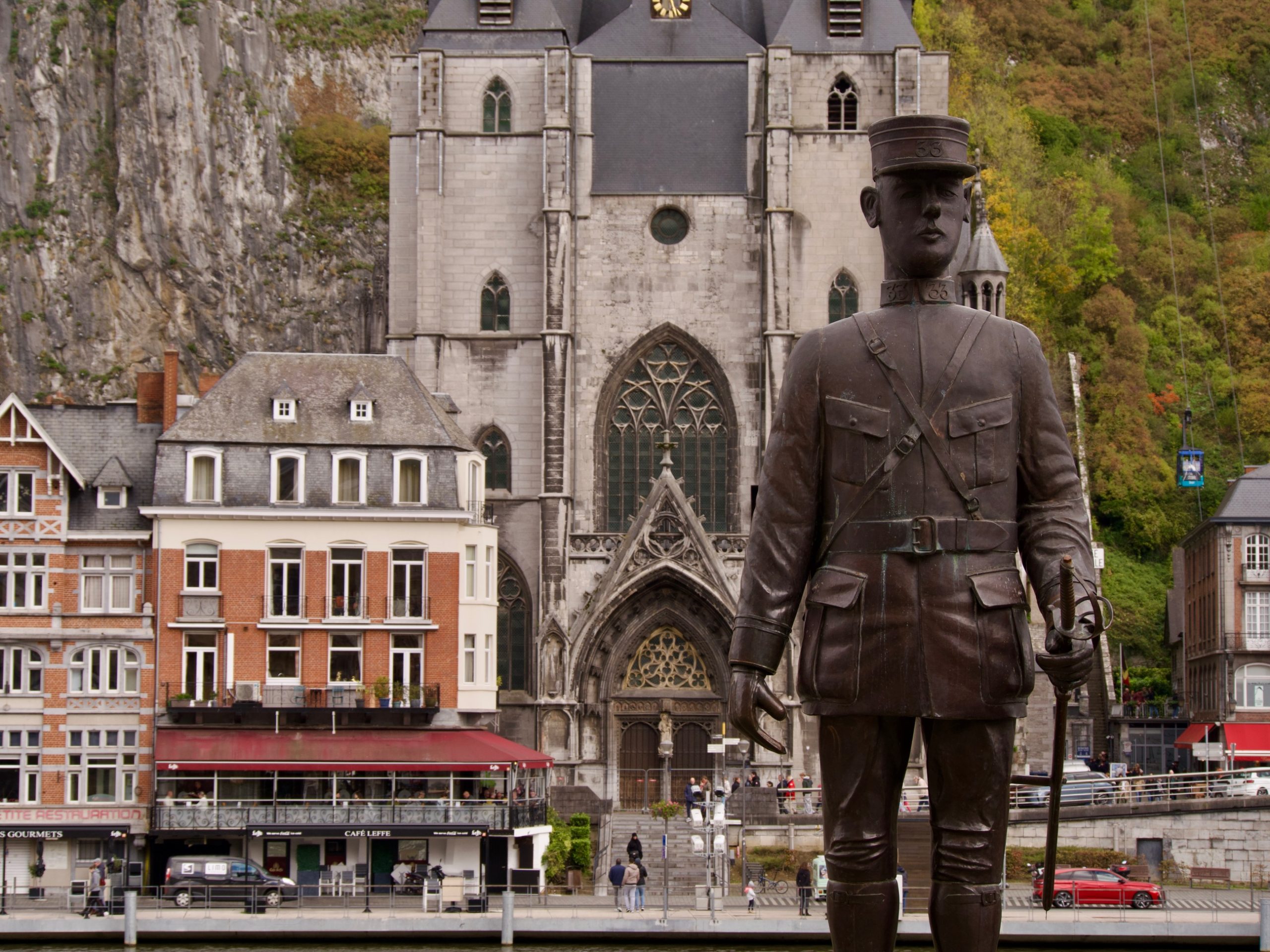 Charles de Gaulle standbeeld in Dinant met uitzicht op de kerk