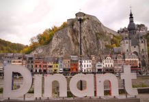 Dinant Belgiรซ: wat te doen in de stad van de saxofoon en de citadel Uitzicht over Dinant aan de maas met de letters, de citadel en de onze-lieve-vrouwen kerk