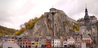 Uitzicht over Dinant aan de maas met de letters, de citadel en de onze-lieve-vrouwen kerk