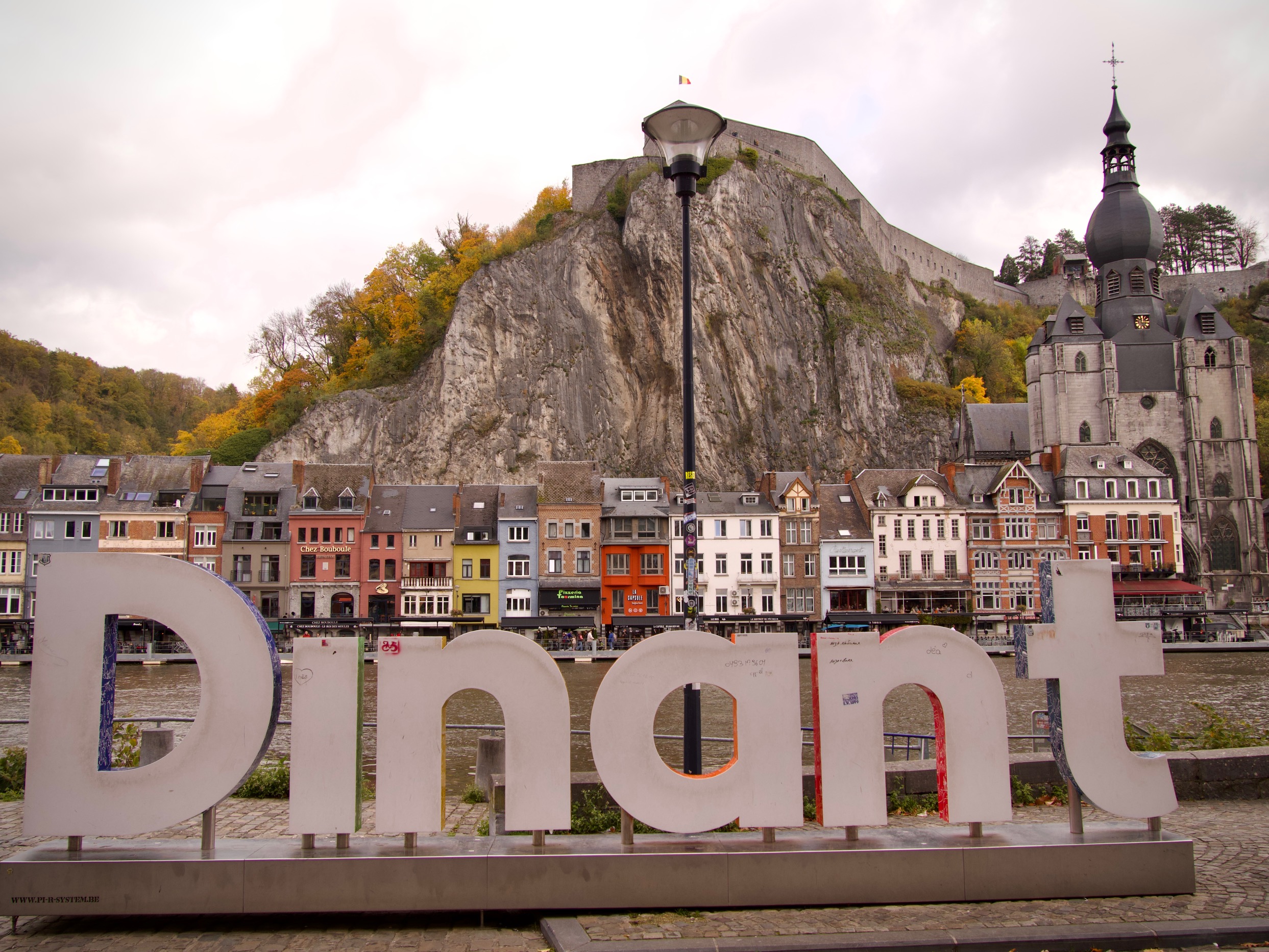 Uitzicht over Dinant aan de maas met de letters, de citadel en de onze-lieve-vrouwen kerk