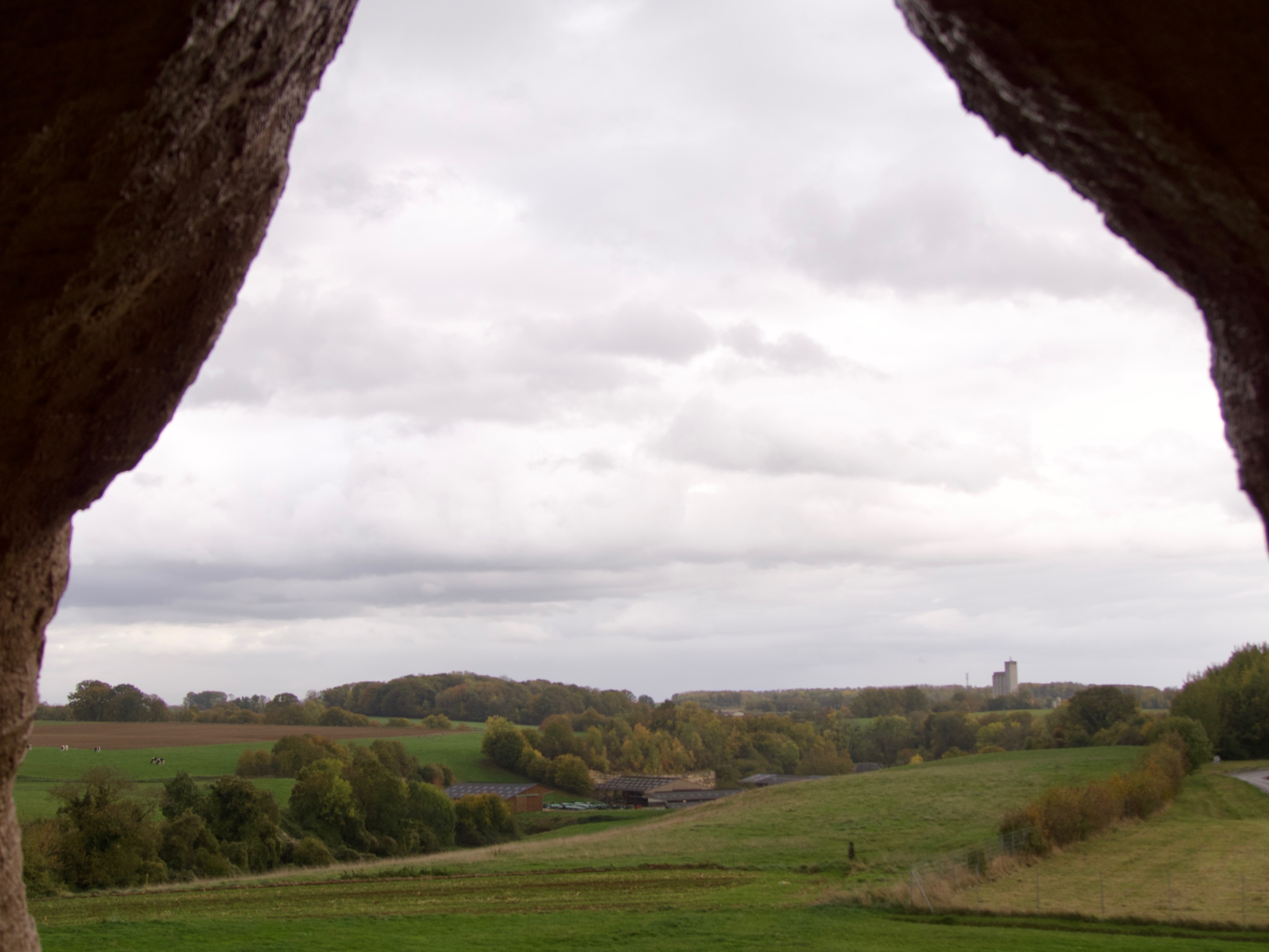 Doorkijkje door het metalen kunstwerk van Sléziak