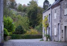 Schattige huizen met leien daken in het middeleeuwse dorp Hierges
