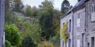 Schattige huizen met leien daken in het middeleeuwse dorp Hierges