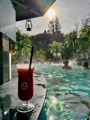Mocktail in de poolbar van EurothermenResort Bad Schallerbach