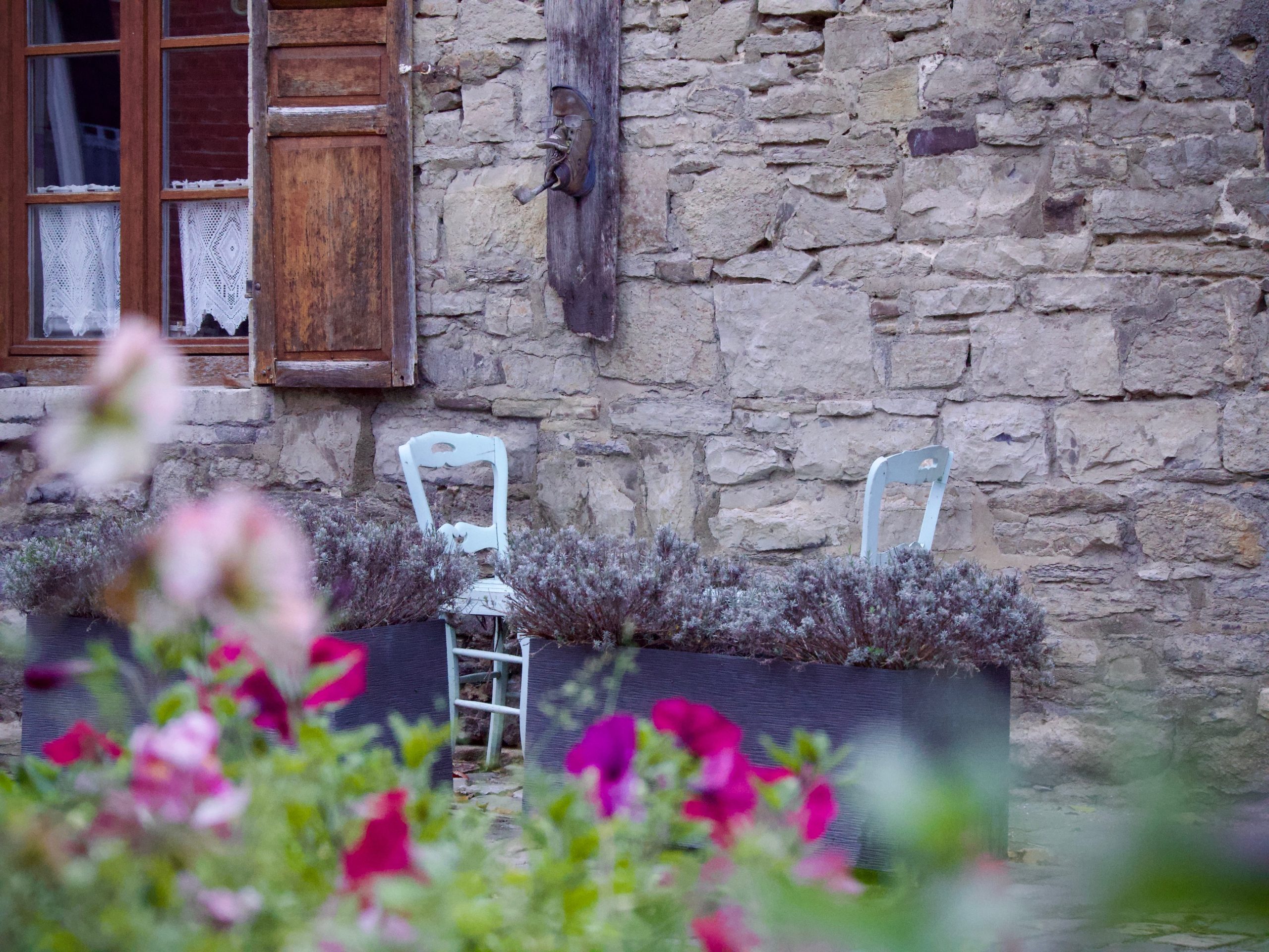 Hoofdstraat Rue Roger Renard met huizen van blauwe steen in Hierges