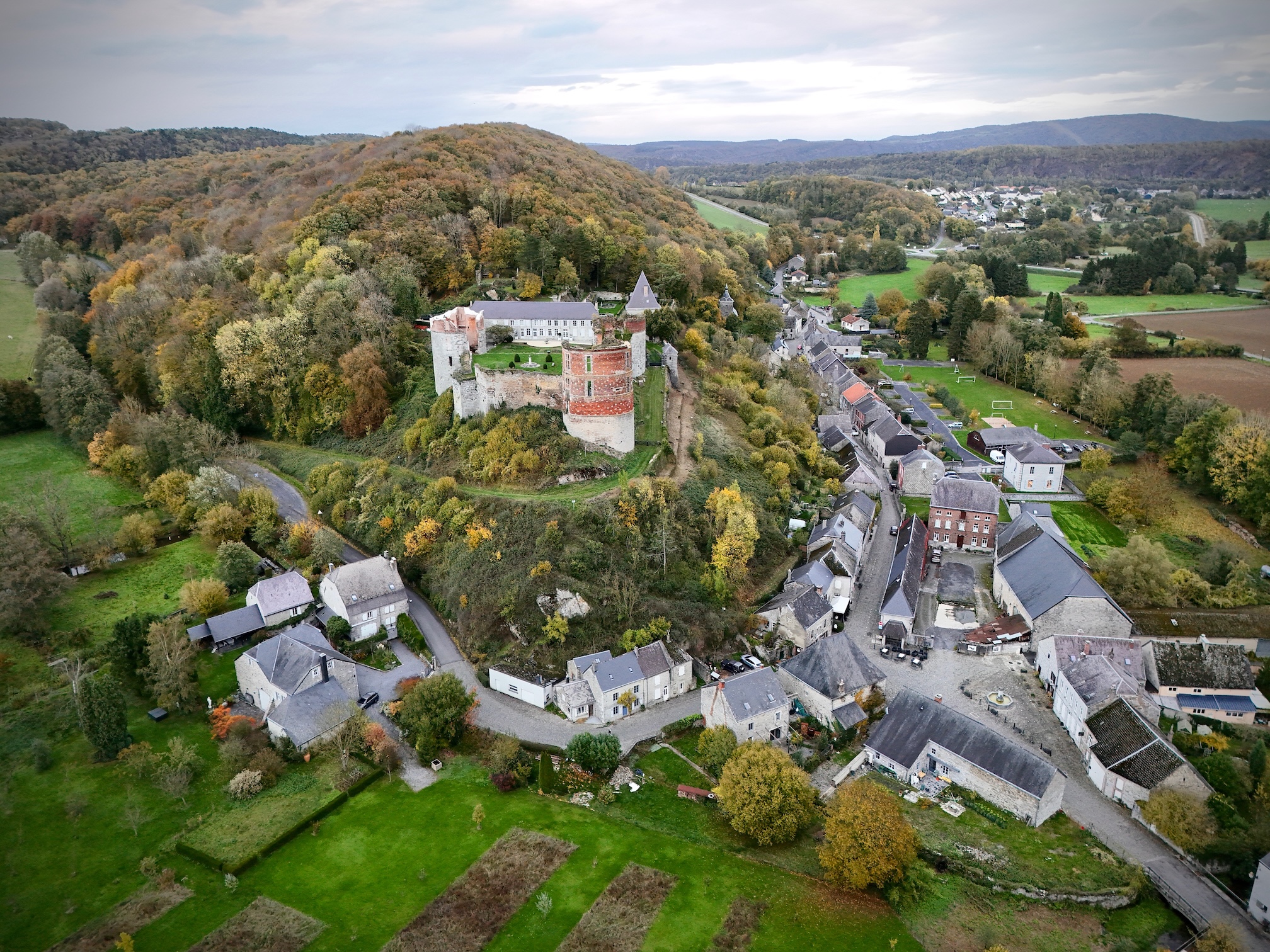 Uitzicht op het kasteel van Hierges boven het dorp in de Franse Ardennen