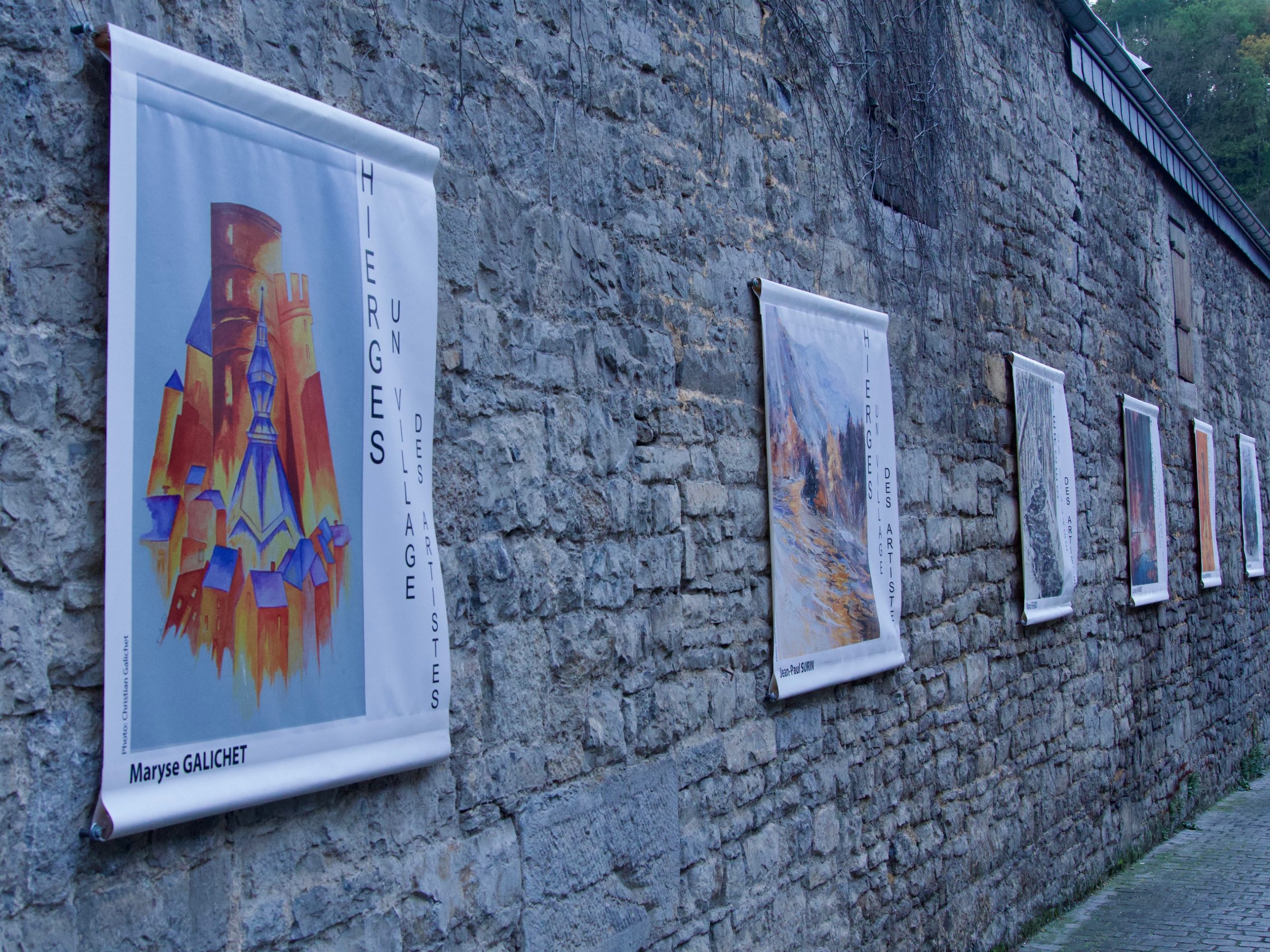 Replica’s van schilderijen aan de muren in het kunstenaarsdorp Hierges