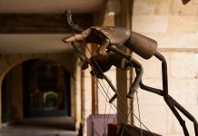 Handen van houten marionettepoppen