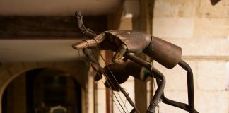 Handen van houten marionettepoppen