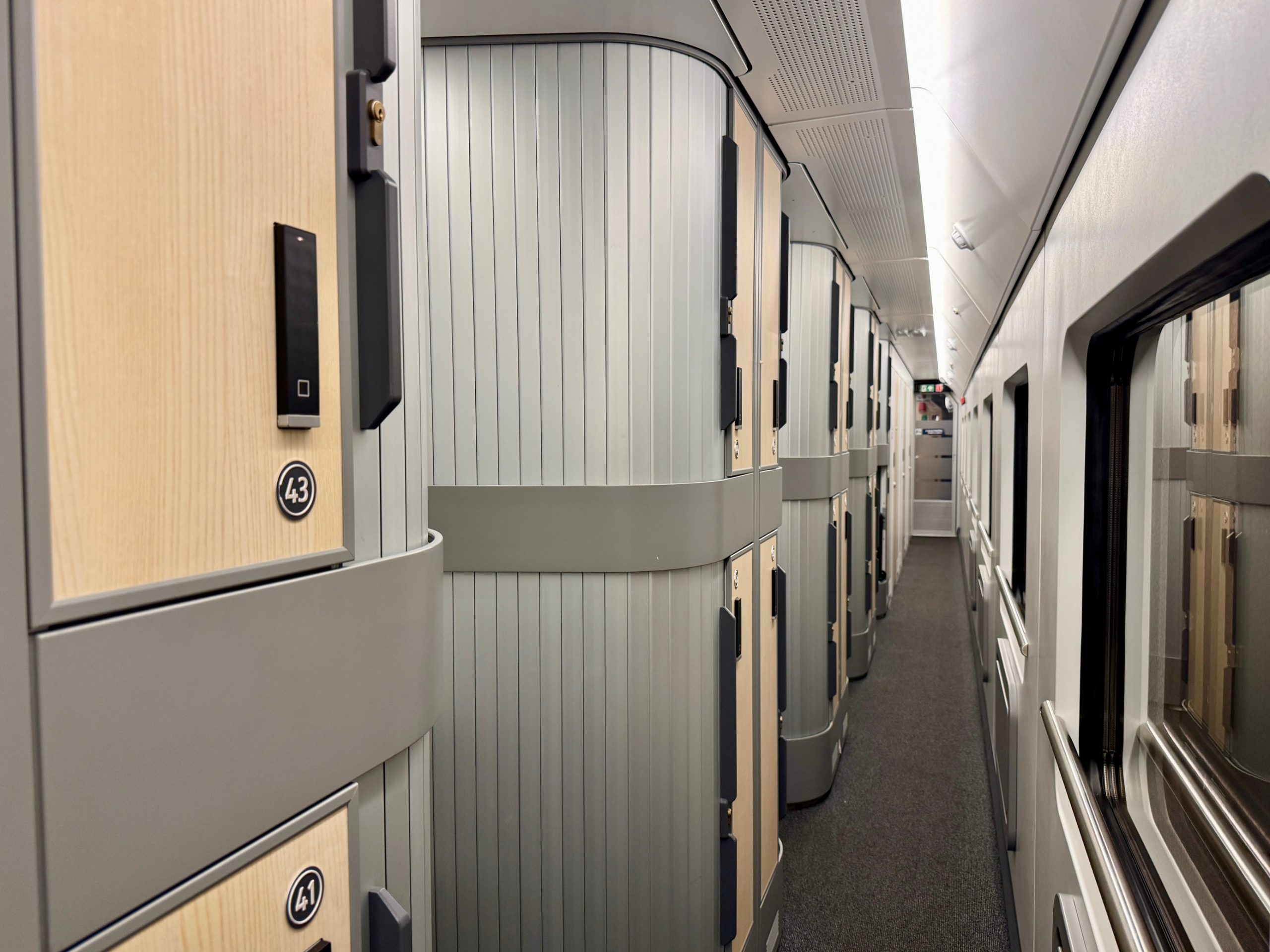 Interieur van een treinstel met slaapcabine in de nachttrein naar Oostenrijk met moderne afwerking