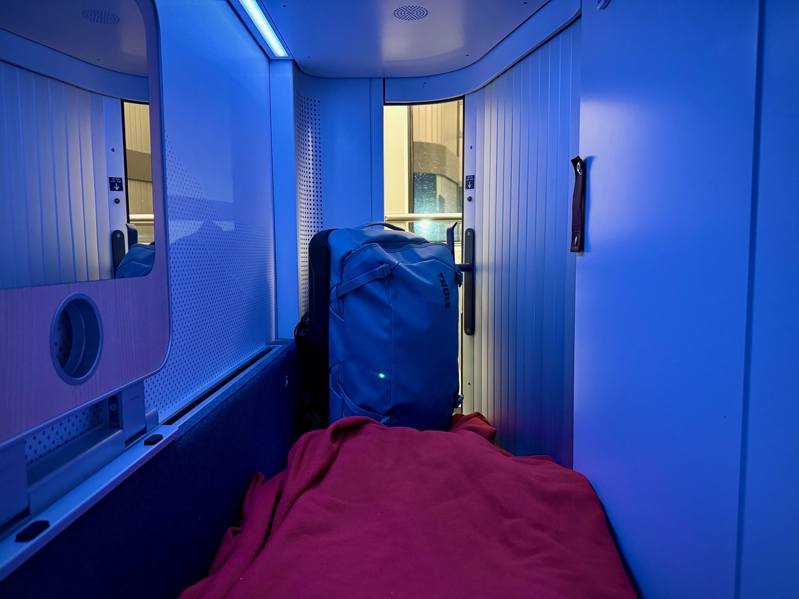 Mini cabin in de nachttrein naar Oostenrijk met รฉรฉnpersoonsbed en compacte indeling.