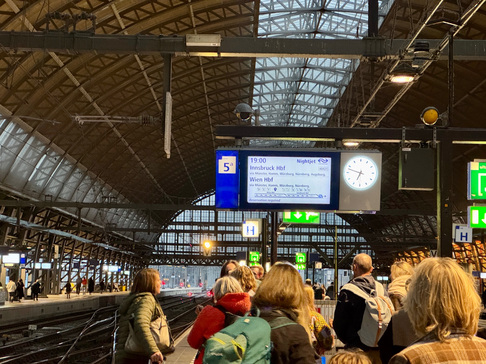 Reizigers stappen in de nachttrein naar Oostenrijk op het perron van Amsterdam.