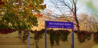 Aankomst van de Nightjet nachttrein in Bad Schallerbach, Oostenrijk