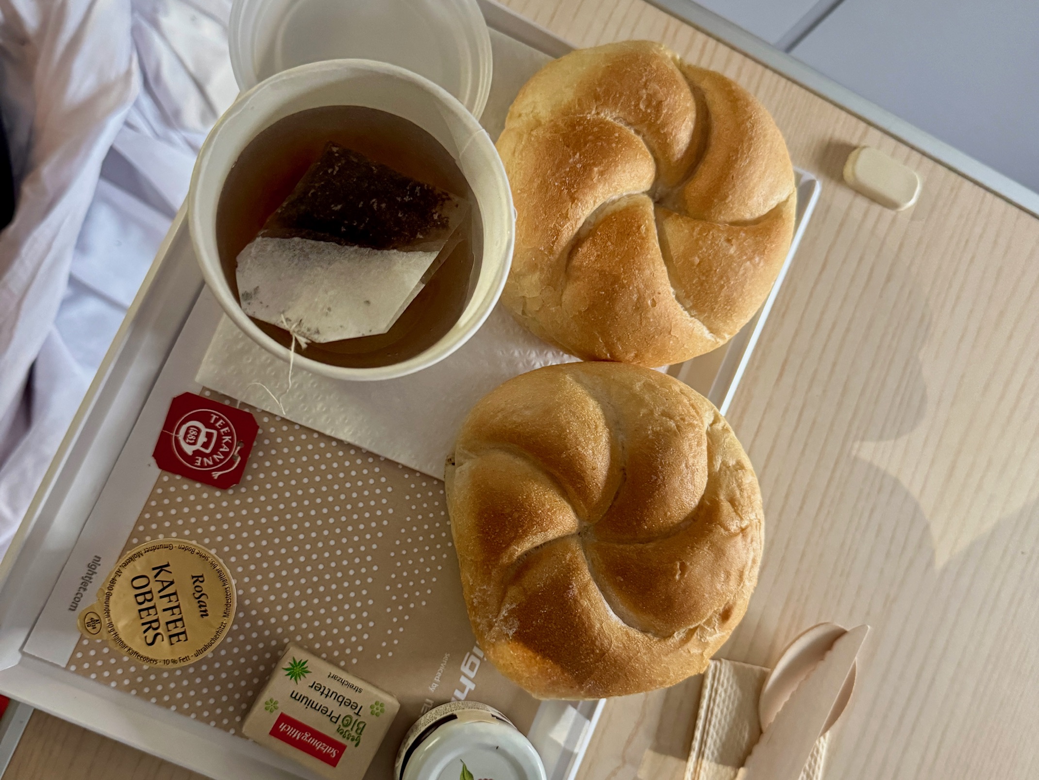 Ontbijtservice in de Nightjet nachttrein naar Oostenrijk met broodjes en koffie.