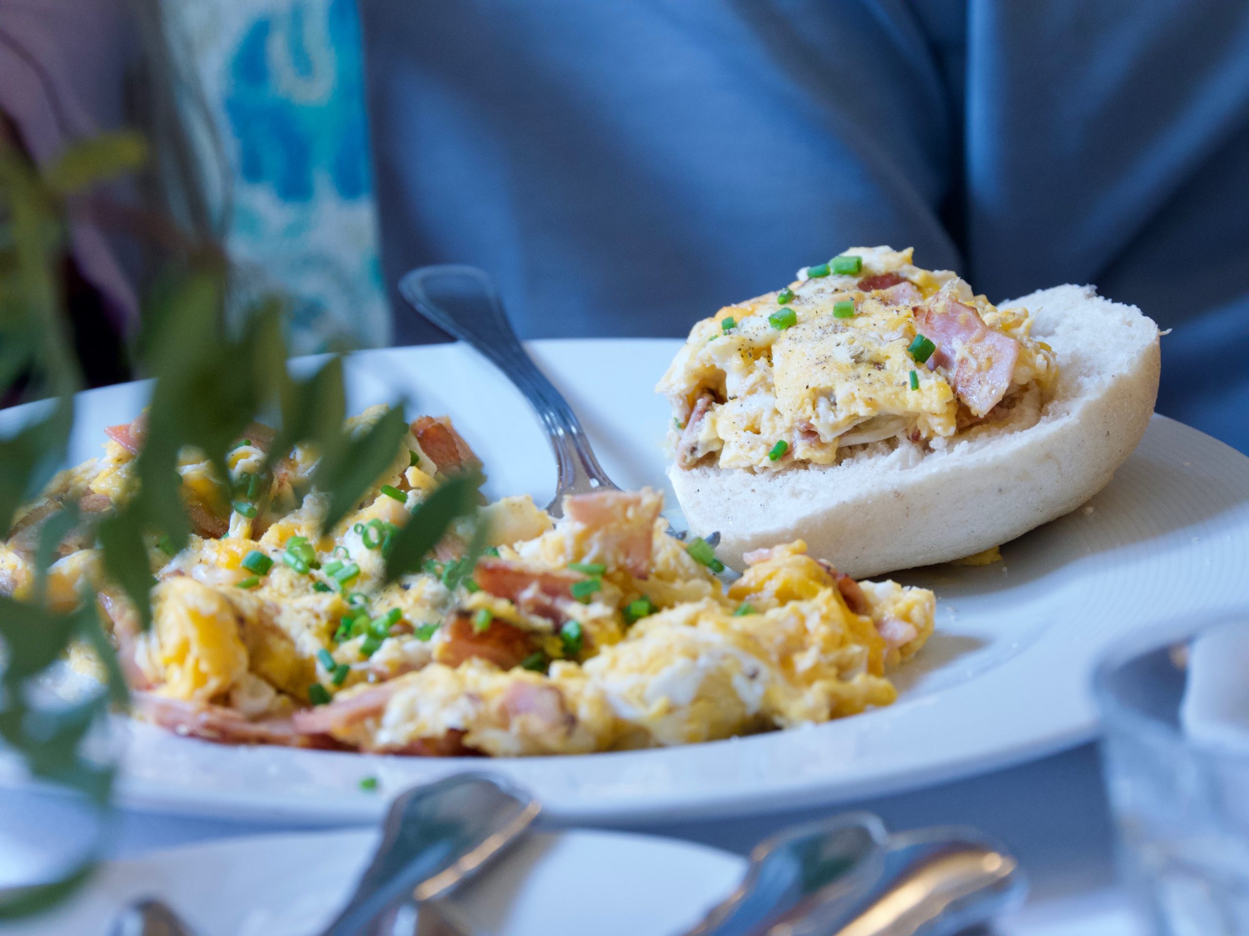 Broodje met scrambler eggs in cafe Weimar in Wenen