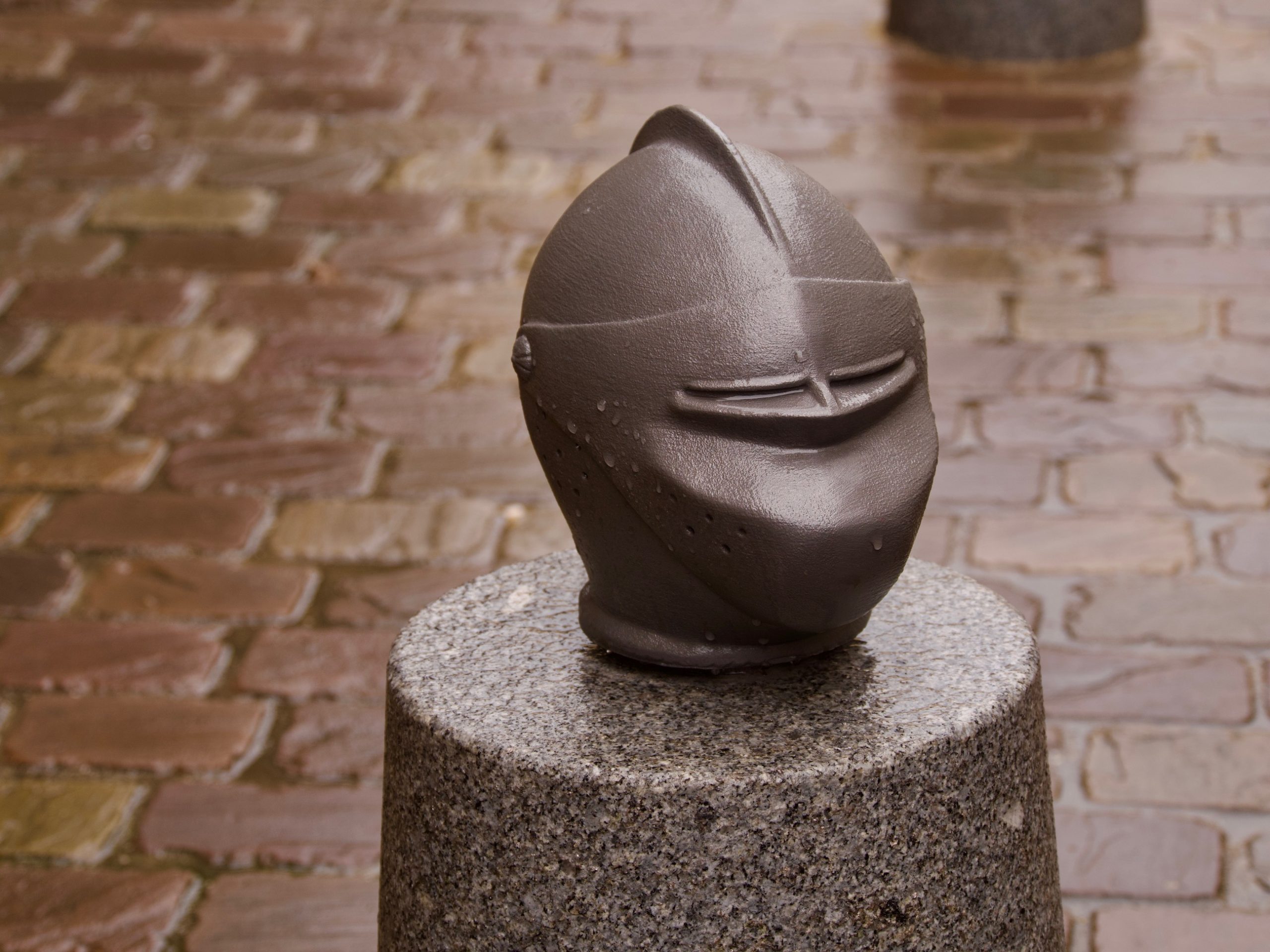 een Ridderhelm op een paaltje in Sedan