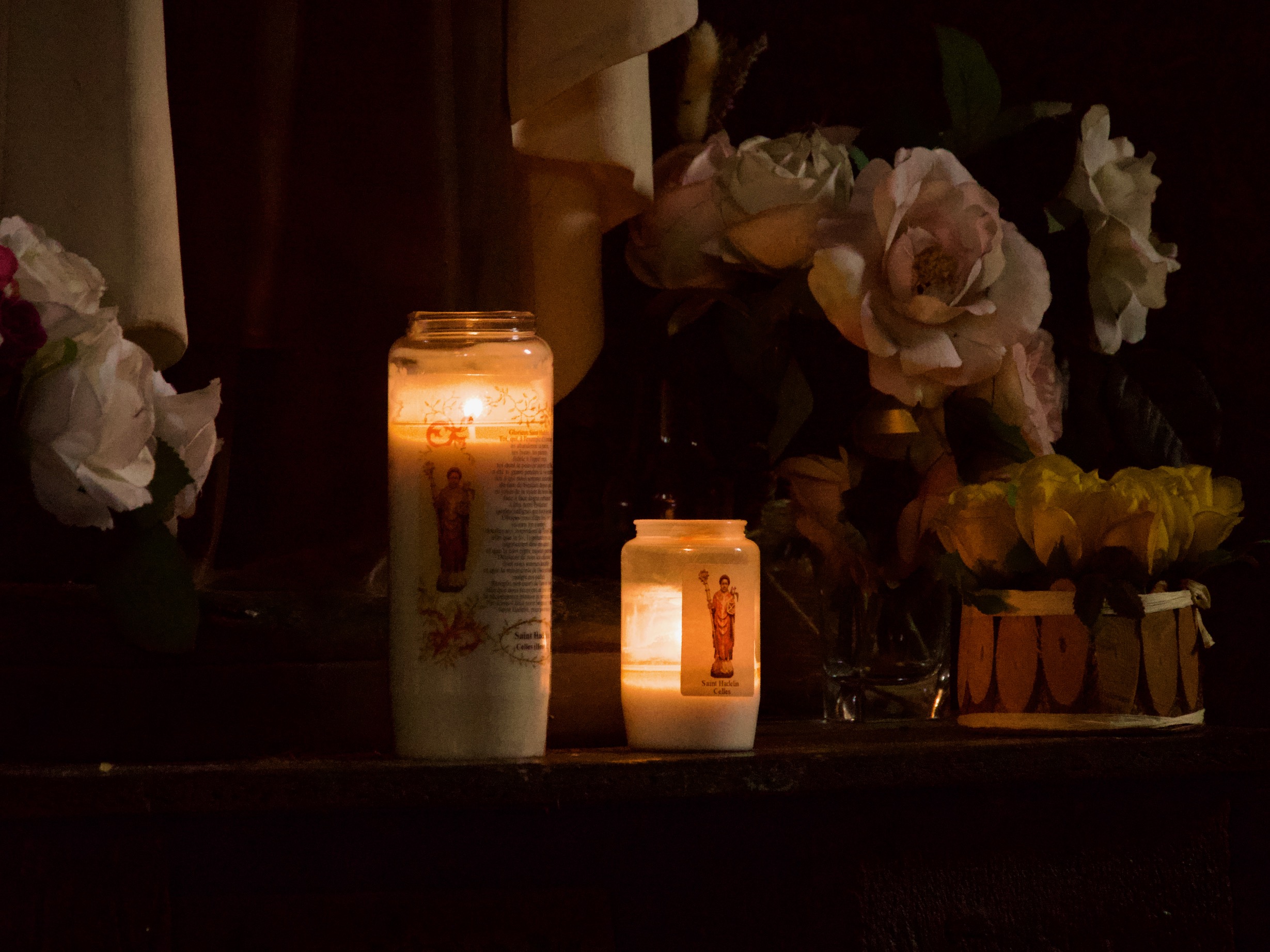 kaarsje branden in de kerk van Saint-Hadelin in Celles