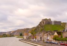 Givet Frankrijk, ontdek dit charmante dorpje aan de Maas Wandelen langs de maas in Givet