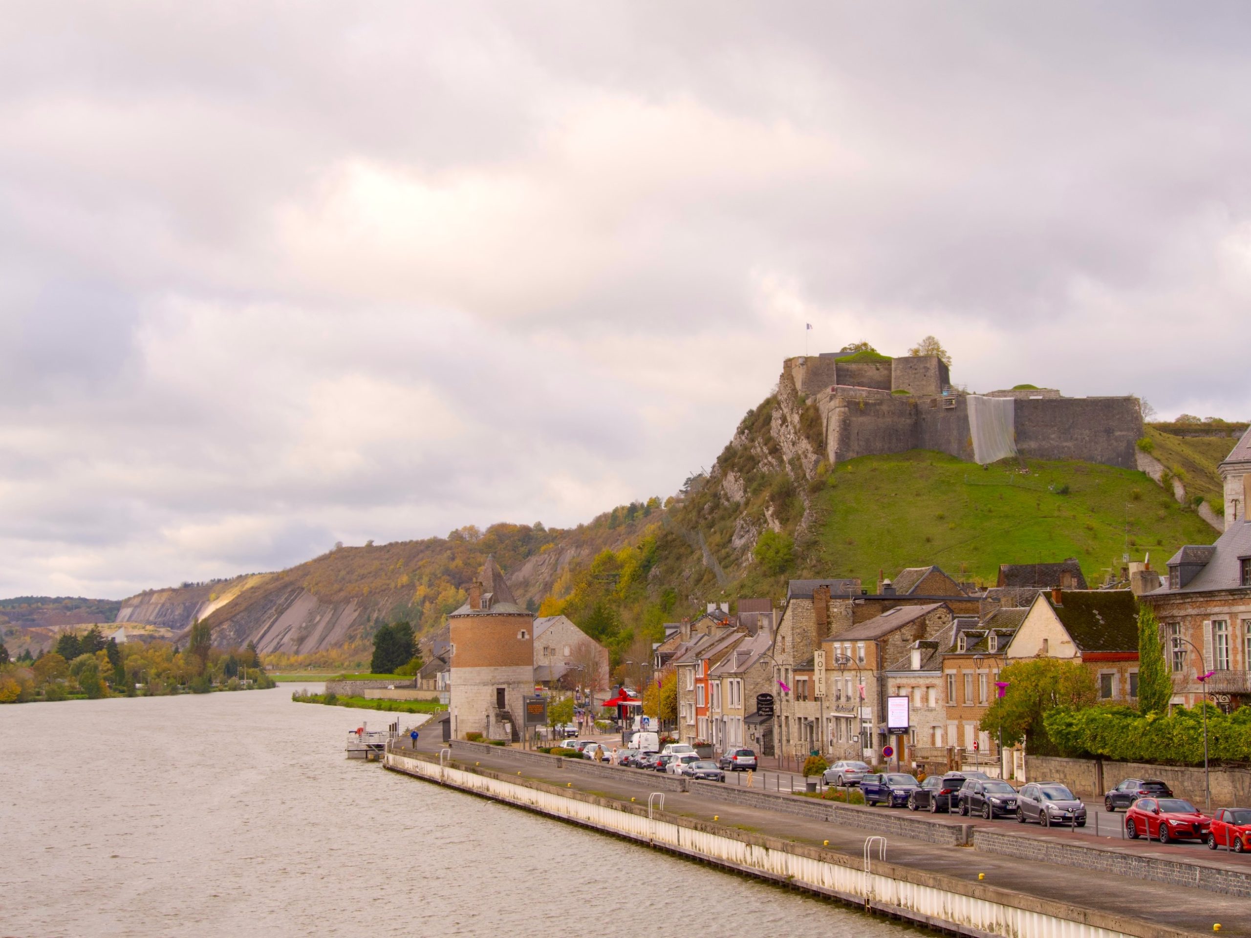 Wandelen langs de maas in Givet