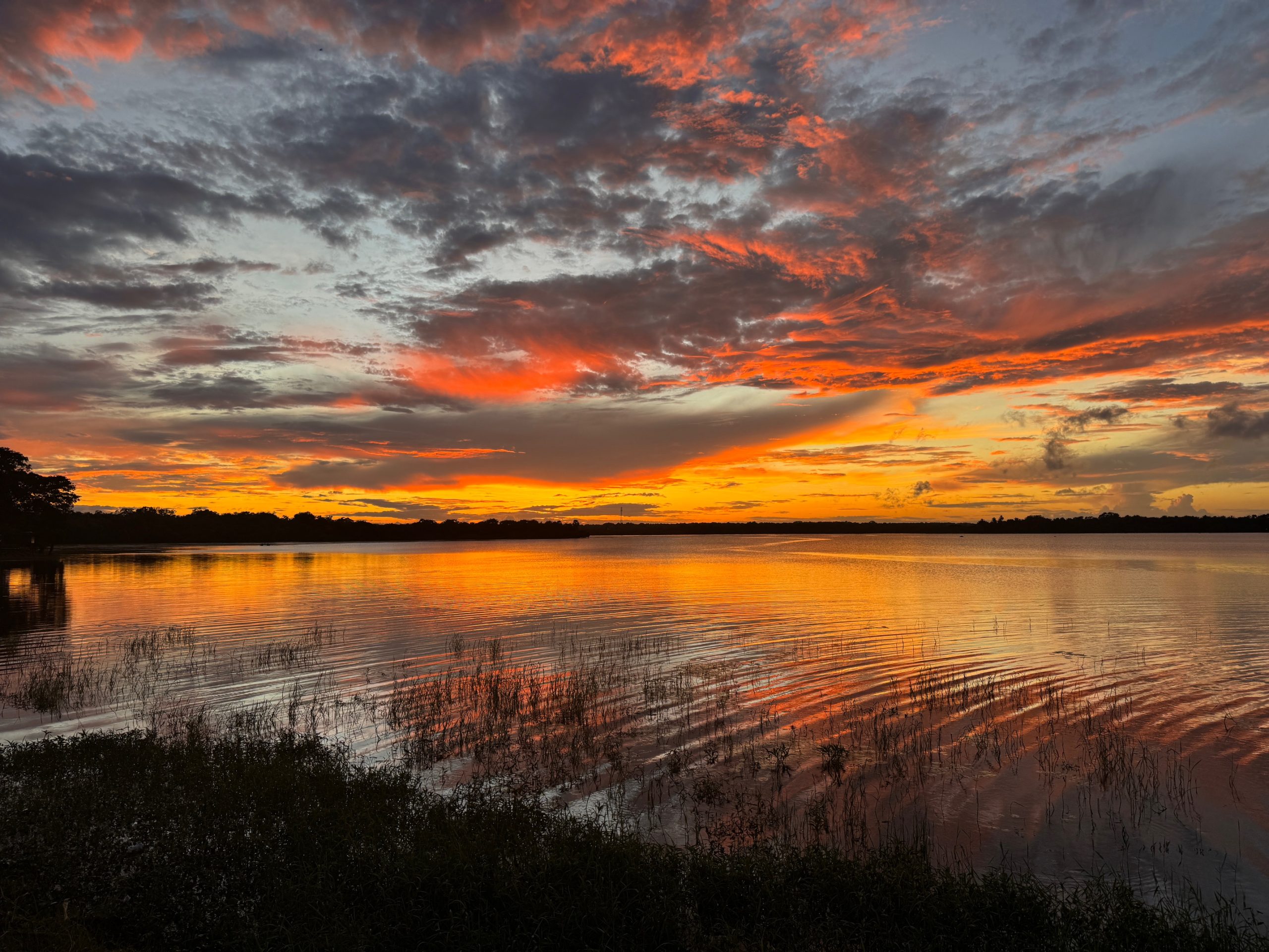 Magische zonsondergang boven vier heilige stoepa’s