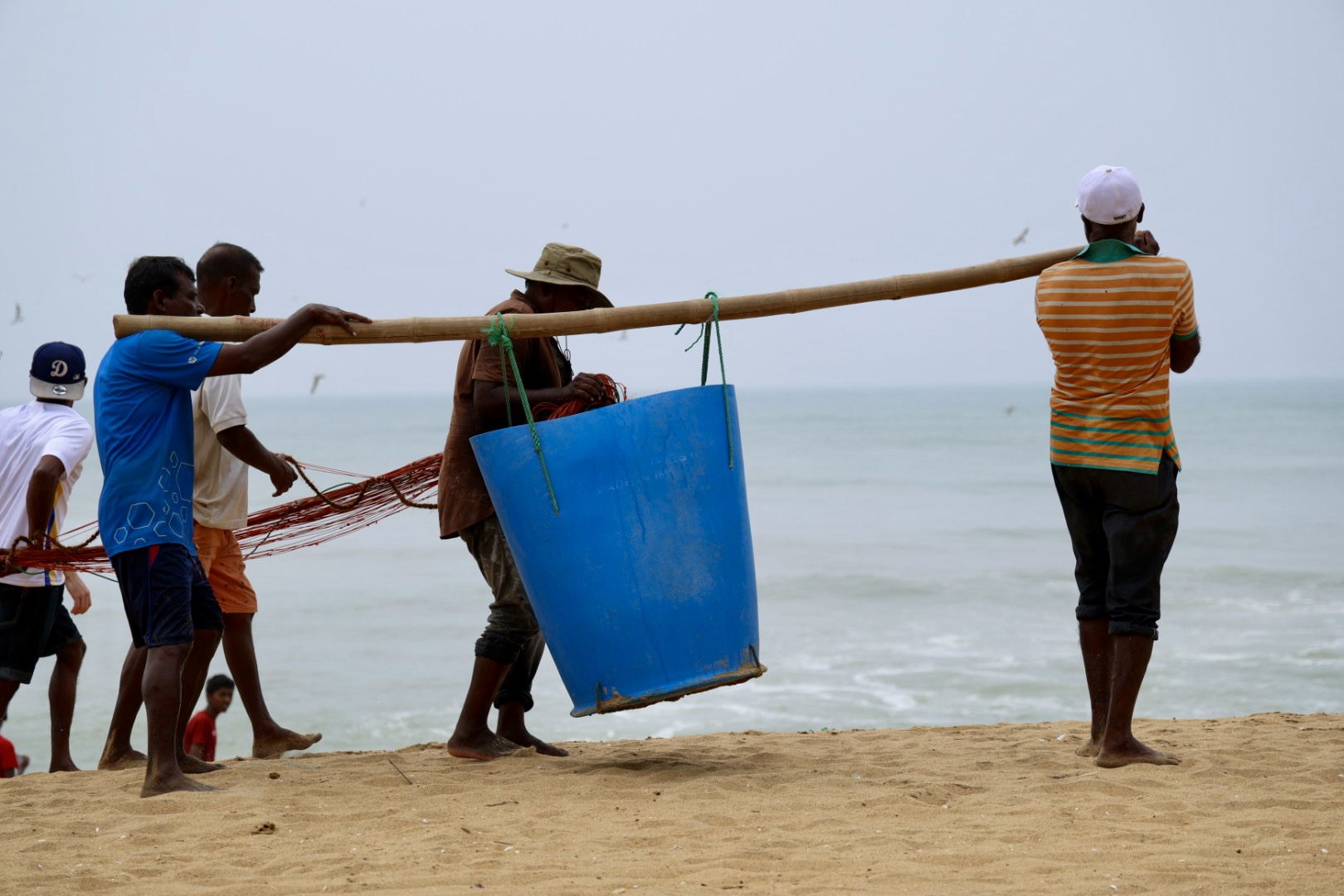 Vissers op het strand bij het Blue Water hotel