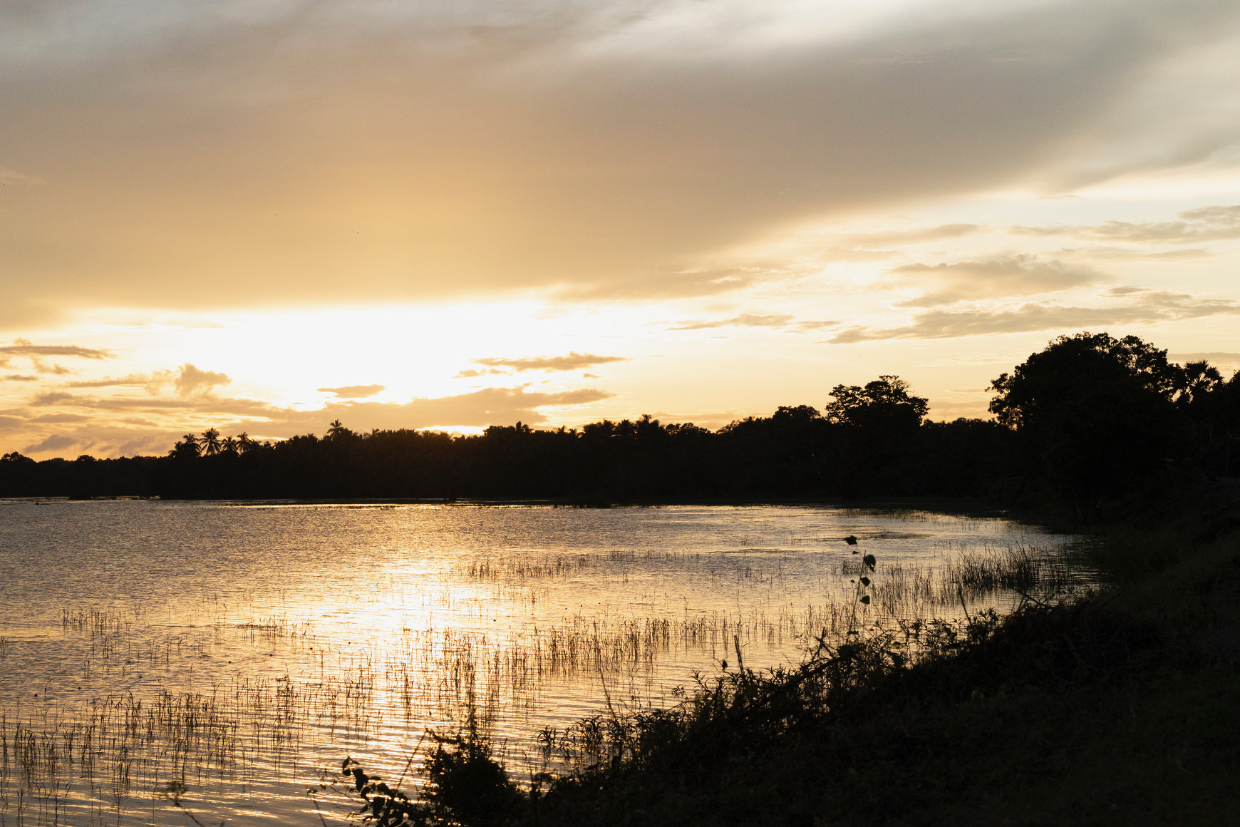 Zonsondergang aan het meer van Anuradhapura