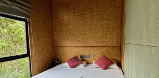 het bed en de kamer in de ecolodge in het sinjahara Rainforest