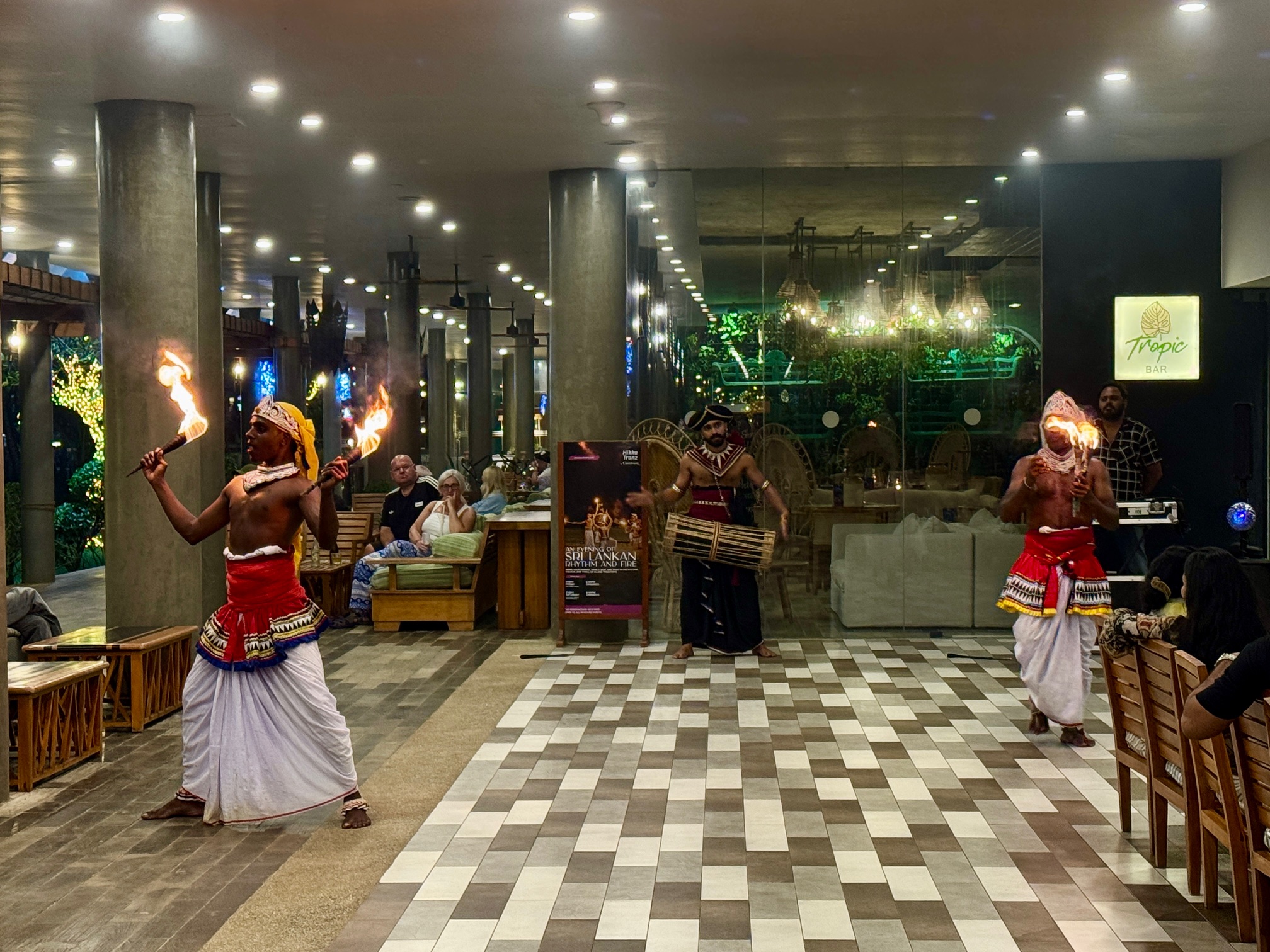 entertainmaent bij hotel Hikka tranz by Cinnamon